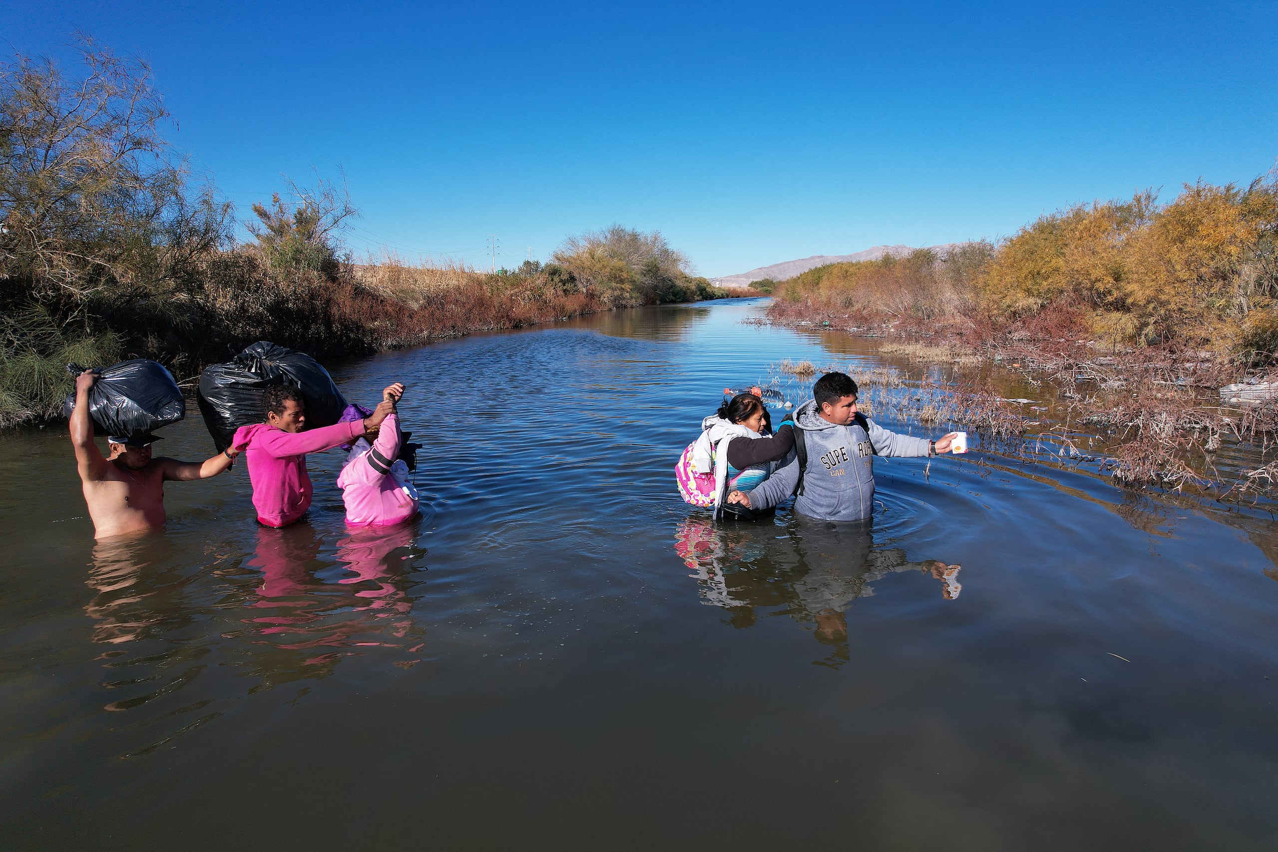 Migrantes cruzan el Río Bravo en las cercanías del muro que separa la frontera estadounidense en Ciudad Juárez, Chihuahua (México). Imagen de archivo. EFE/ Luis Torres