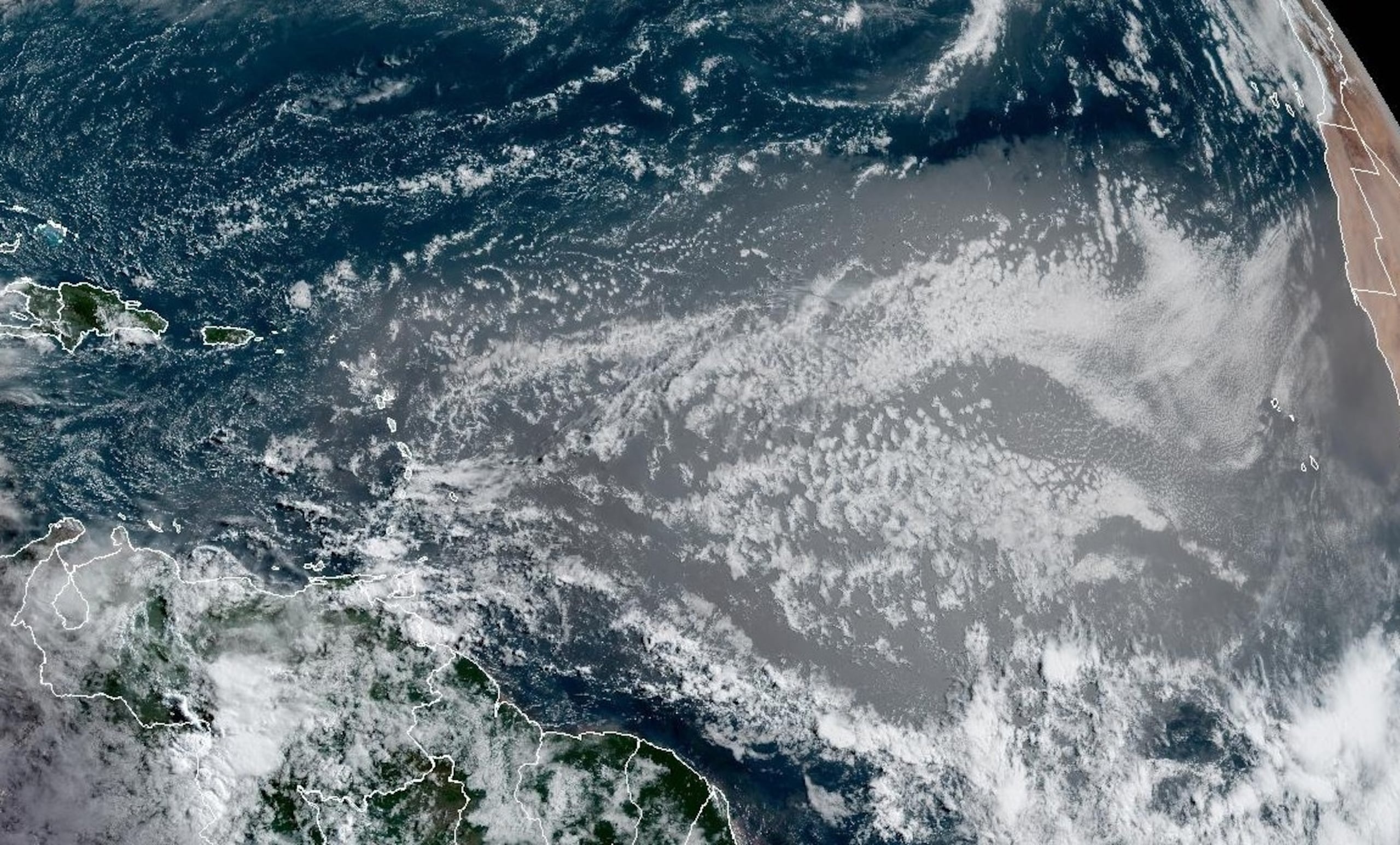 Imagen de satélite en la que se observa el polvo del desierto del Sahara que se desplaza hacia Puerto Rico en la mañana del jueves, 18 de junio de 2026.