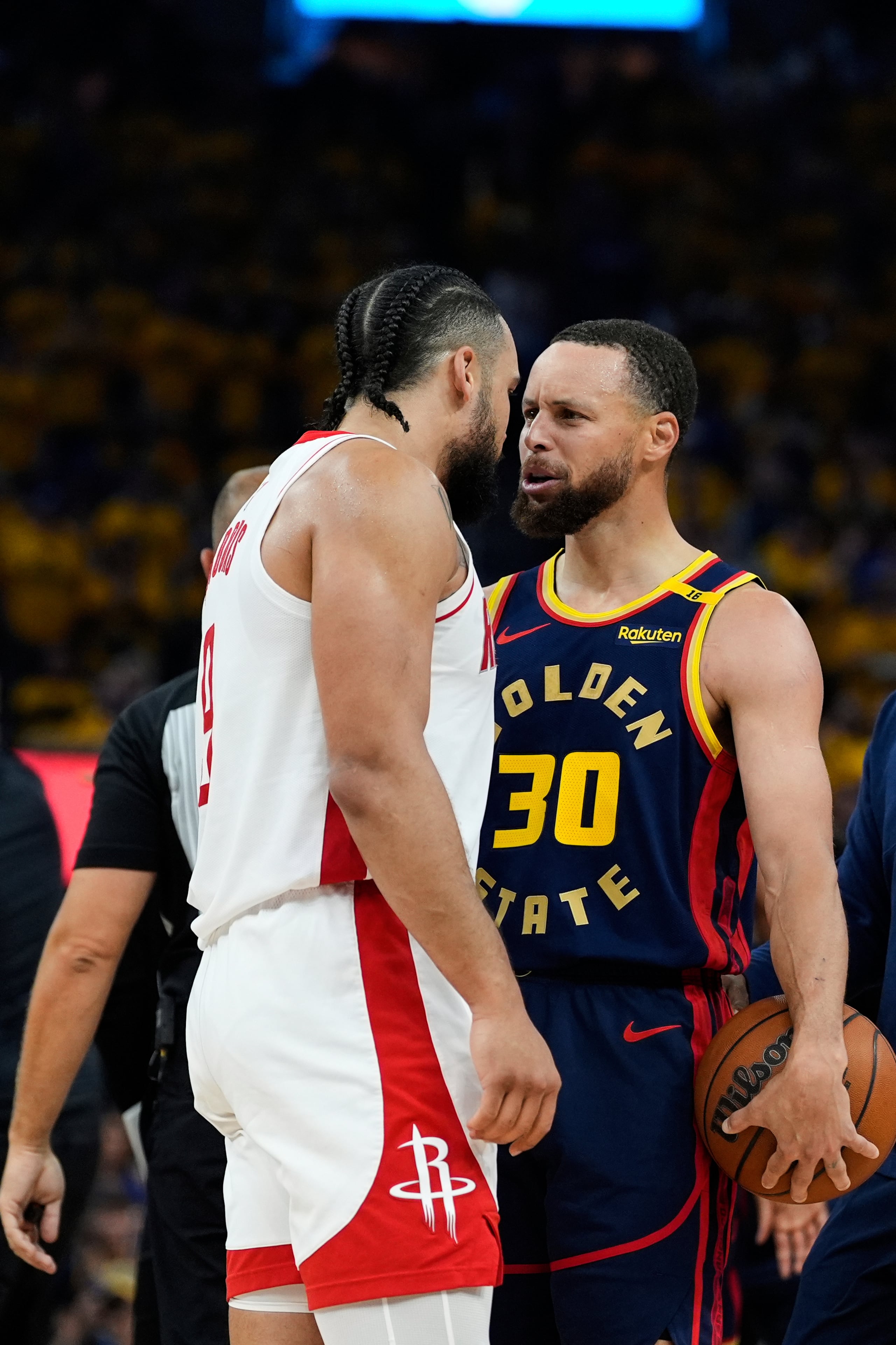 El base de los Warriors de Golden State Stephen Curry confronta al alero de los Rockets de Houston Dillon Brooks en el juego 4 de la serie de primera ronda de los playoffs el lunes 28 de abril del 2025. (AP Foto/Godofredo A. Vásquez)