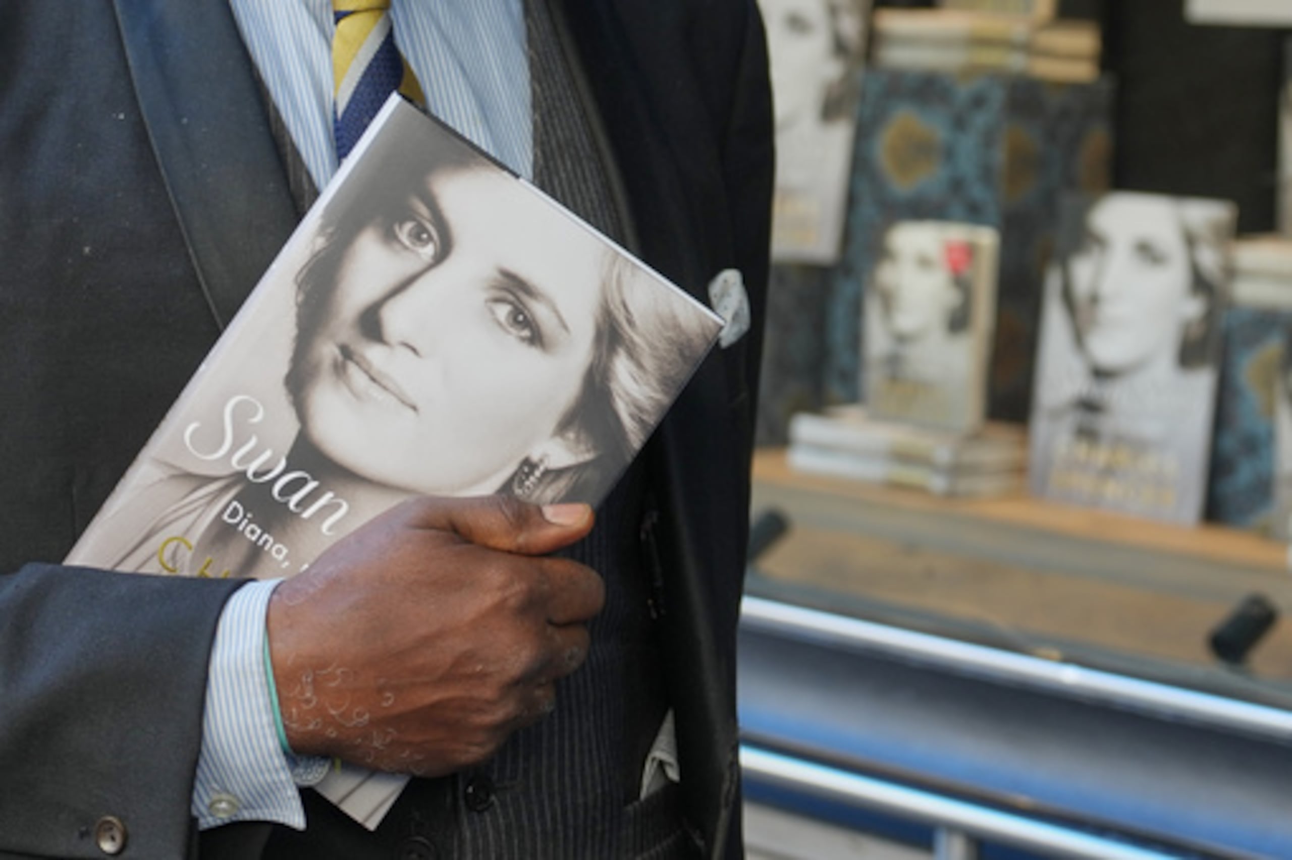 Un hombre sostiene un ejemplar del nuevo libro de Earl Spencer, hermano de la difunta princesa Diana, titulado "Swan Song: Diana, My Sister", a la salida de una librería del centro de Londres, el martes 22 de septiembre de 2026.
