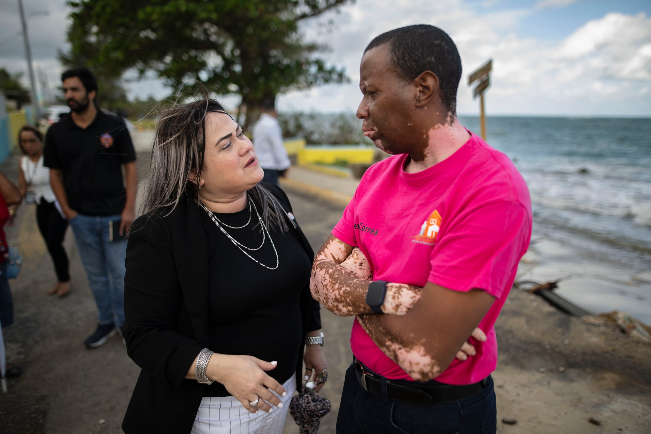Alexis Correa, líder comunitario de Parcelas Suárez, conversa con la recién designada secretaria del Departamento de la Vivienda Ciary Pérez Peña.