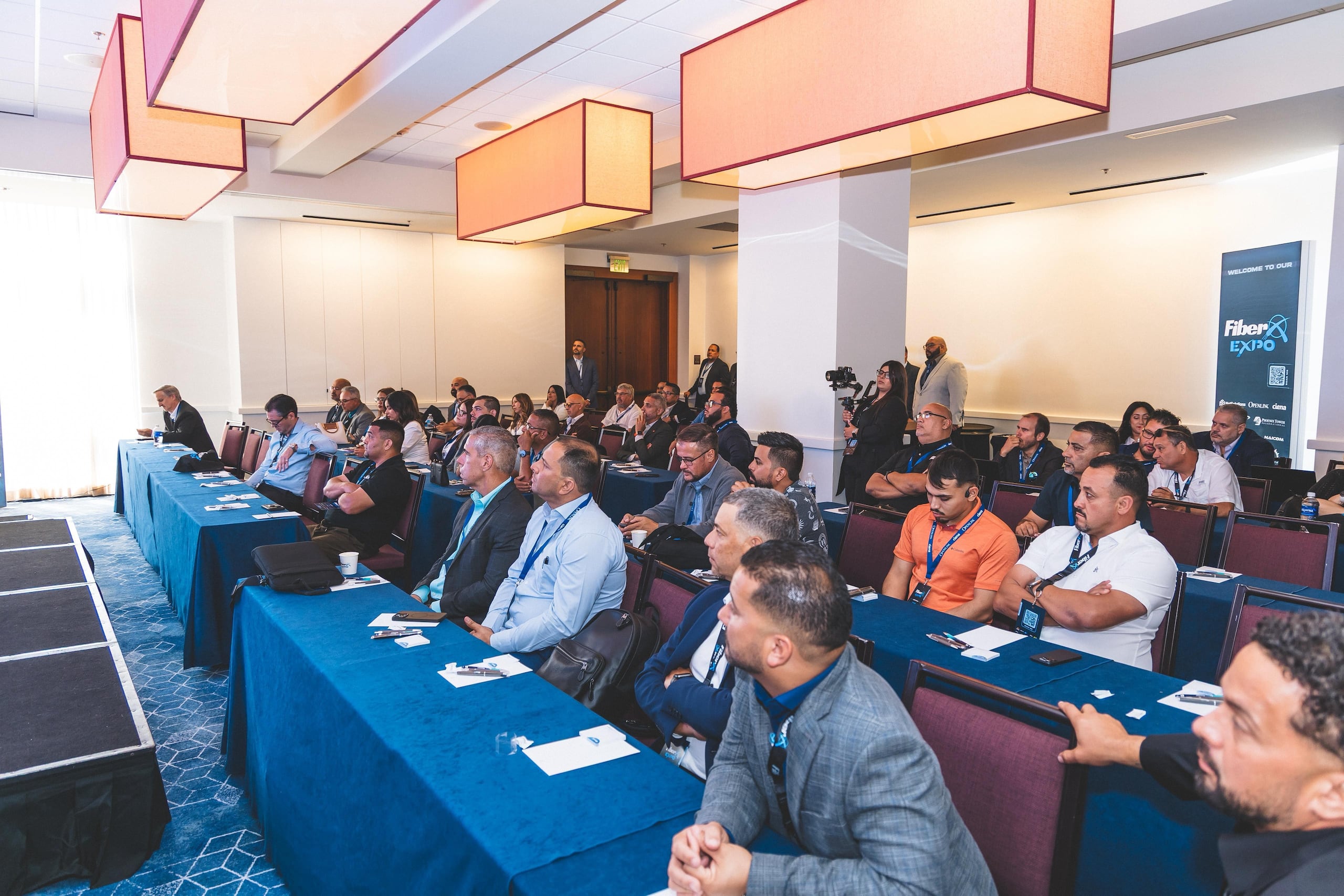 El evento combinó conferencias, exhibiciones y espacios de networking.