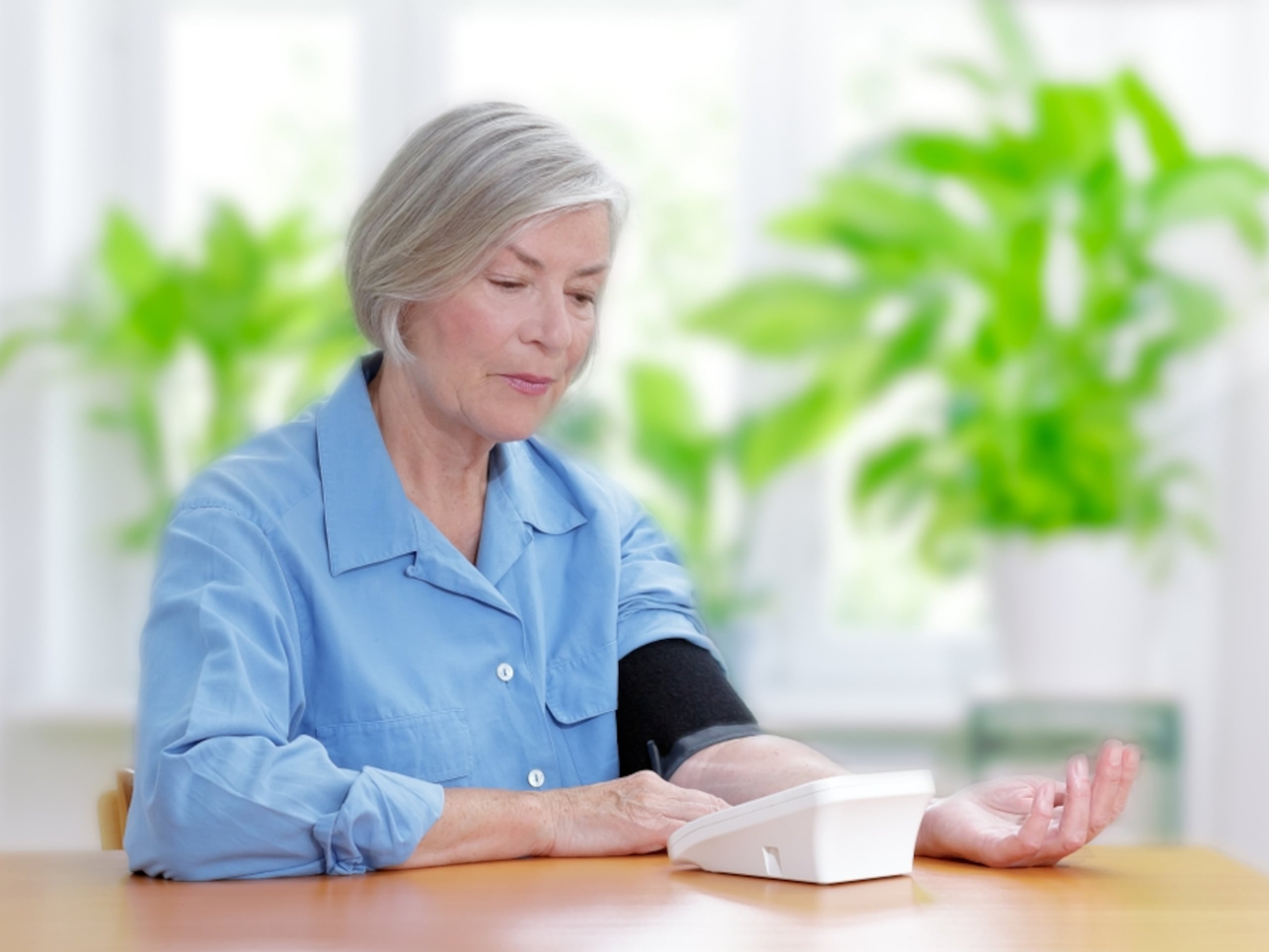 Una de las maneras de prevenir un derrame cerebral es controlando la presión arterial.