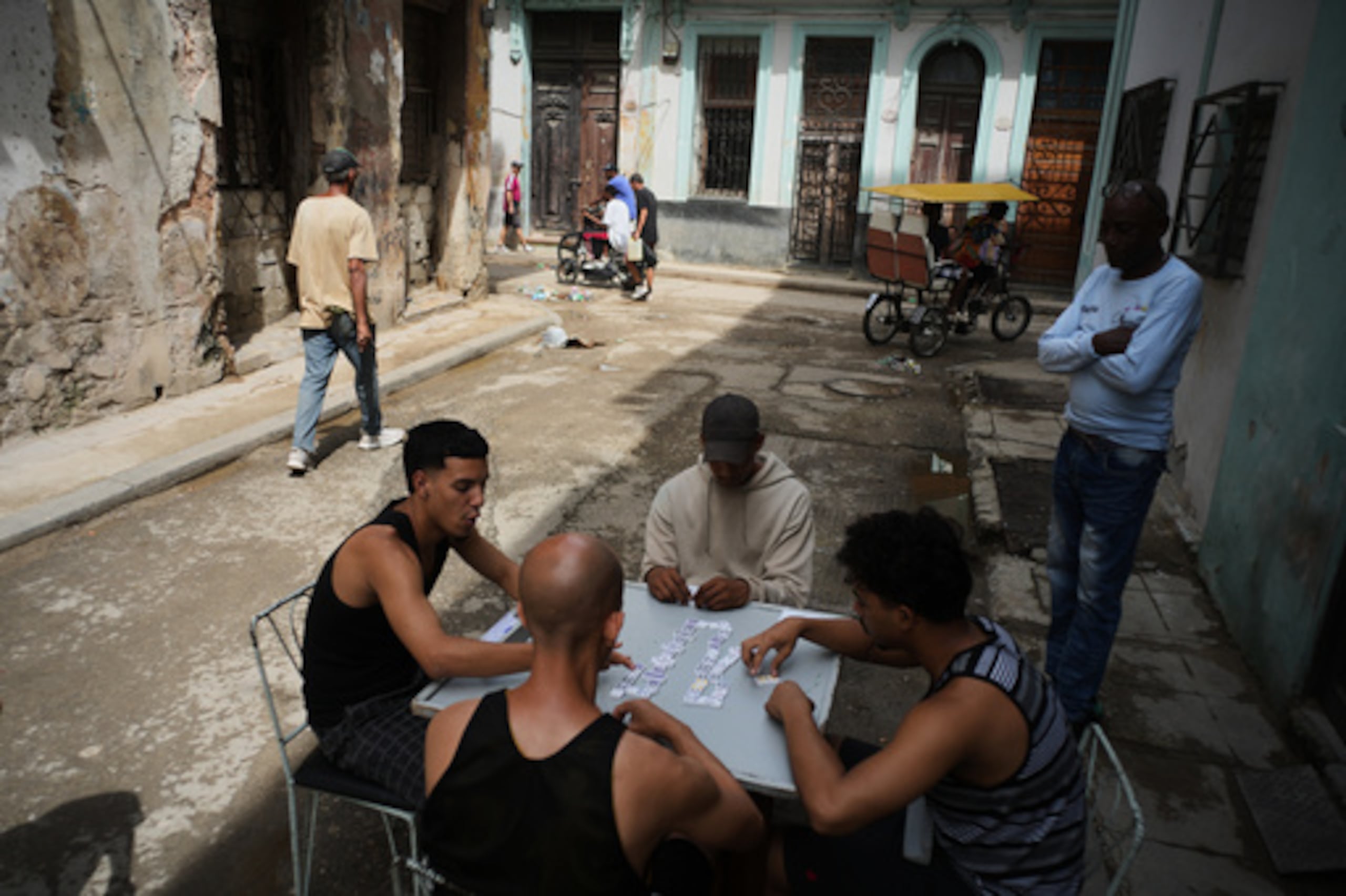 Varias personas juegan al dominó en el exterior durante un apagón en La Habana, el martes 17 de marzo de 2026. (AP Photo/Ramon Espinosa)