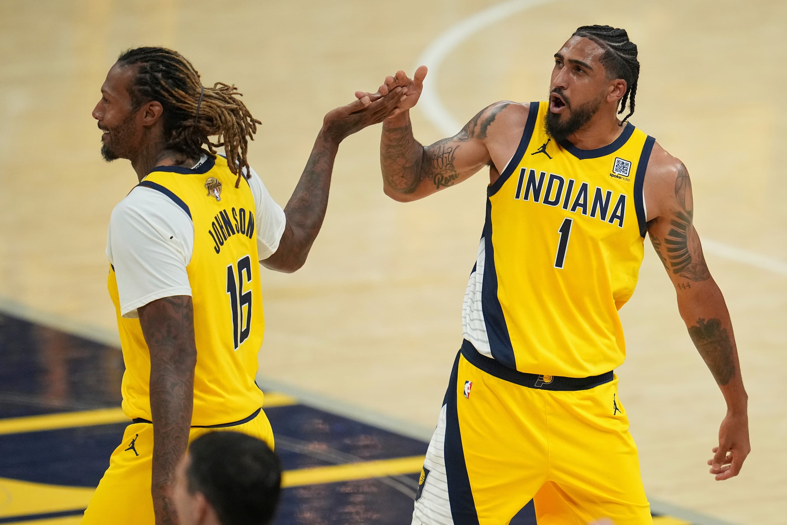 Obi Toppin (1), de los Pacers de Indiana, festeja con su compañero James Johnson, durante el sexto partido de las Finales de la NBA ante el Thunder de Oklahoma City, el jueves 19 de junio de 2025 (AP Foto/Michael Conroy)