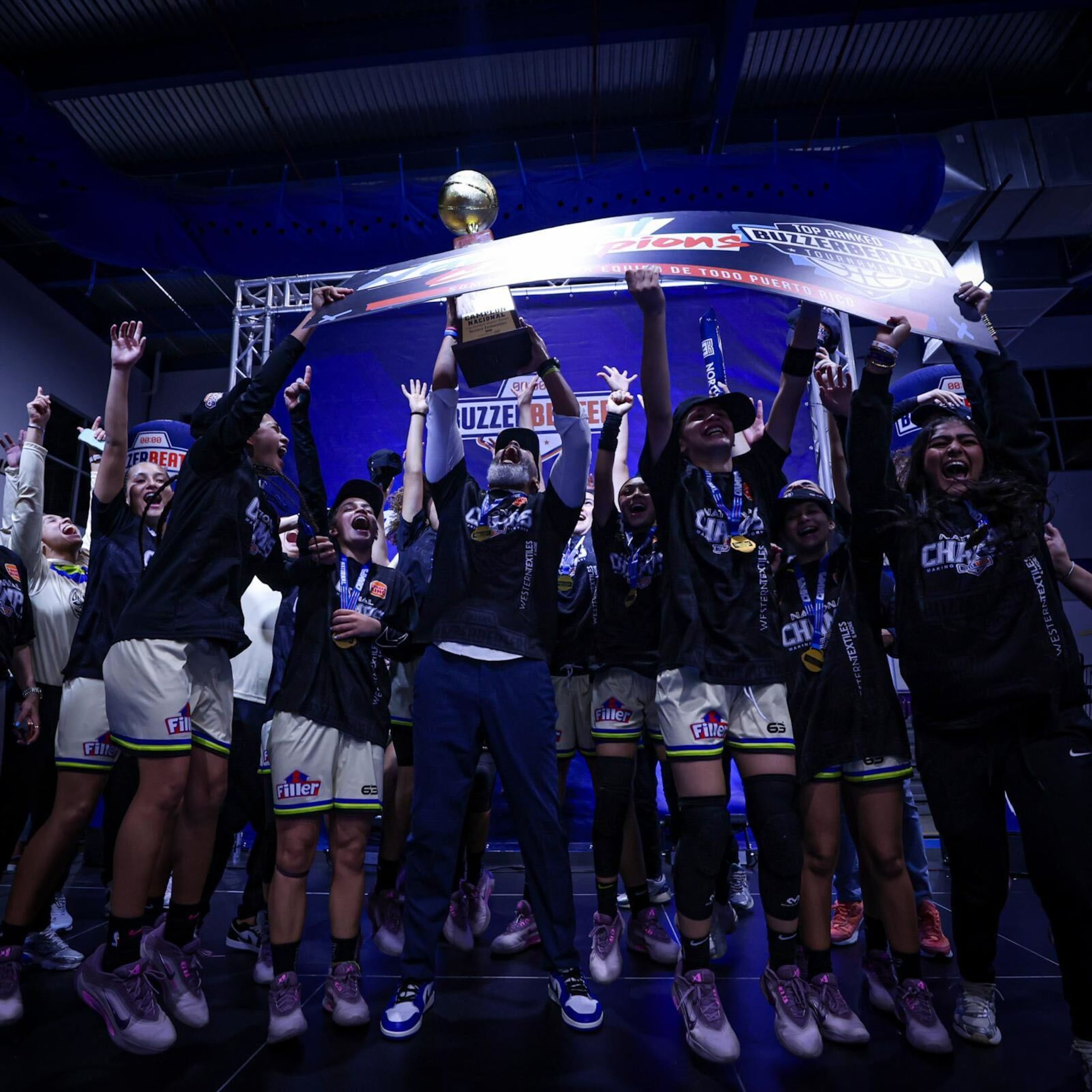 El dirigente Fernando Casablanca y las jugadoras de Ecedao celebran después de ganar el Top Ranked Buzzer Beater.