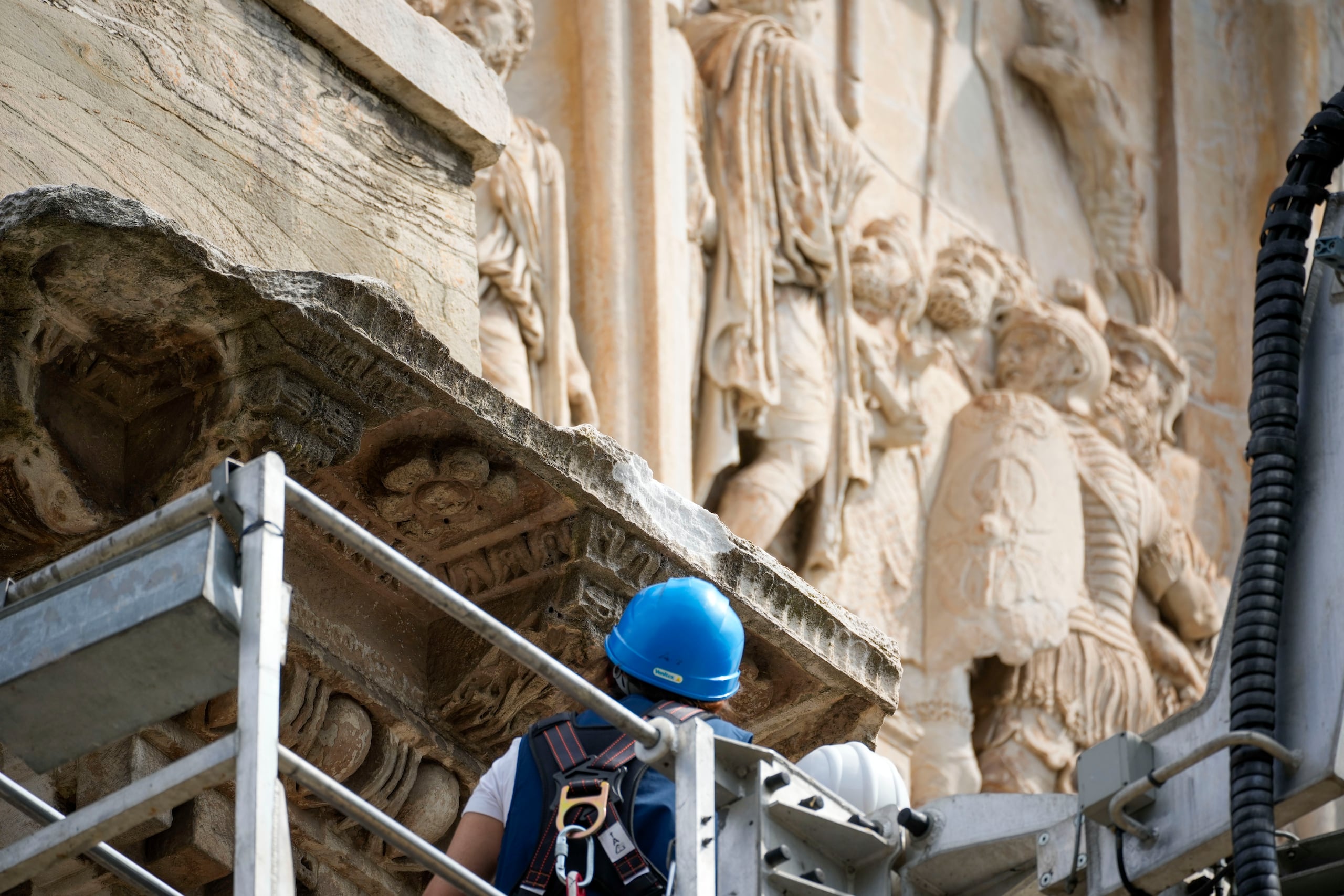 Los rayos acompañaron a una tormenta que derribó árboles e inundó calles en la capital italiana.