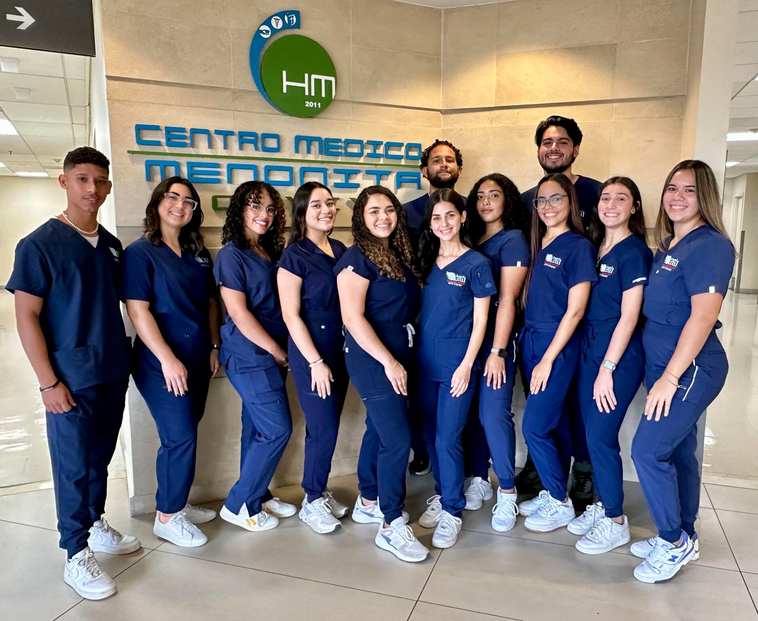 Parte de las y los estudiantes que participaron del proyecto Ángel Azul de la UPR Cayey el año pasado en el Hospital Menonita.