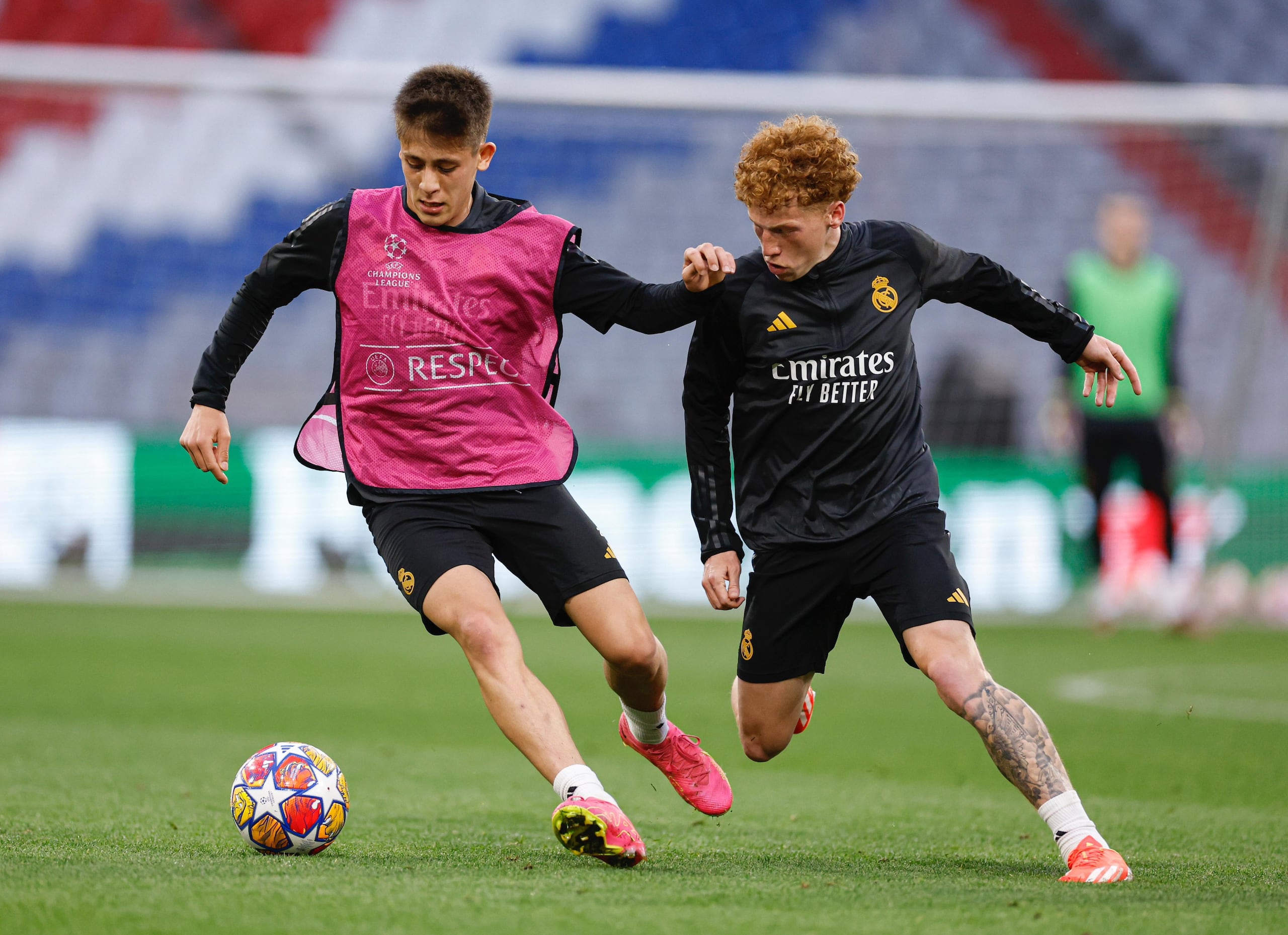 Jeremy de León (derecha) junto al turco Arda Güler durante un entrenamiento del Real Madrid previo a un partido de la Champions League.