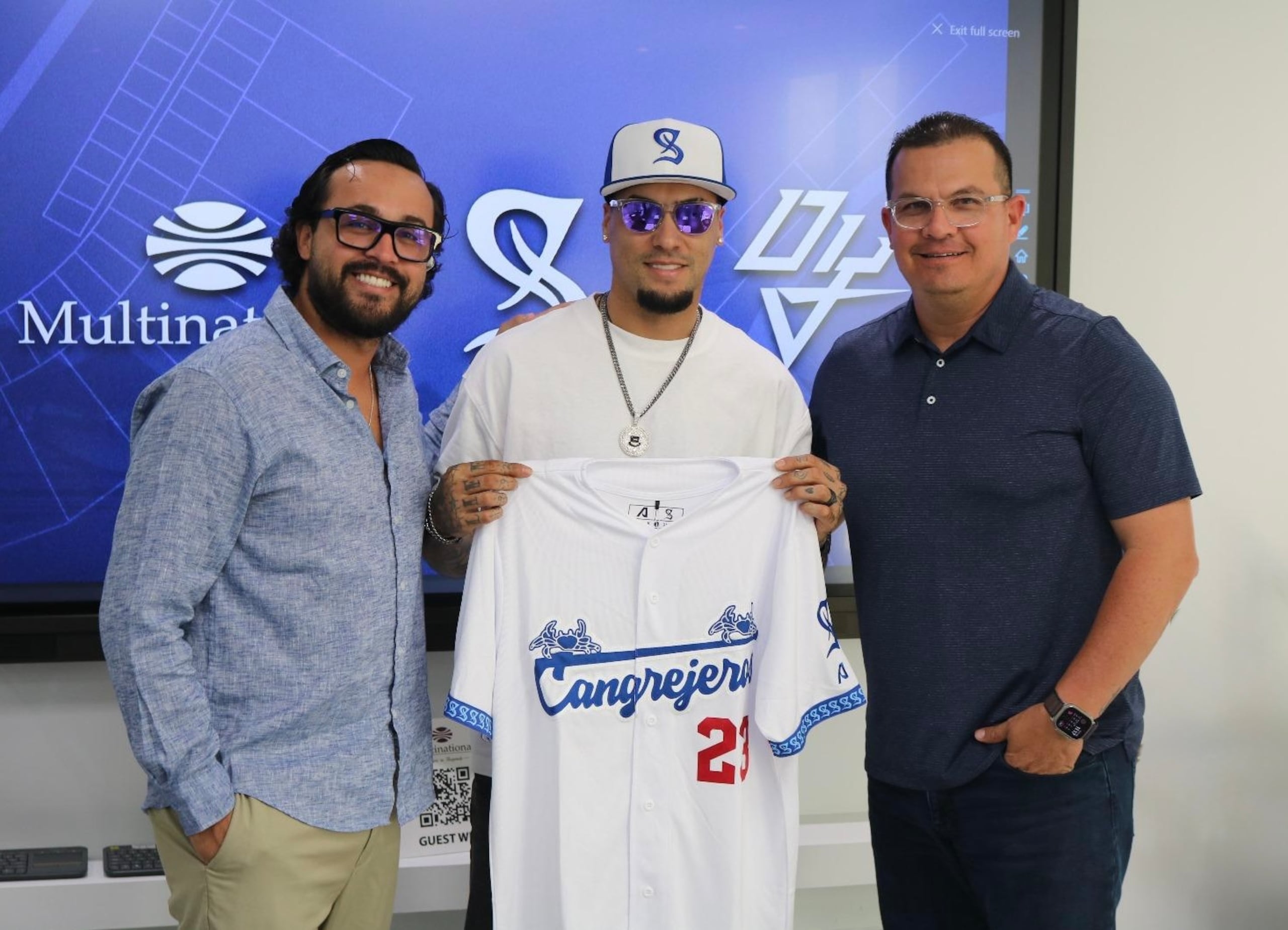 Javier Báez junto al asesor deportivo de Santurce, Cesar Collins, y el dirigente, Omar López.
