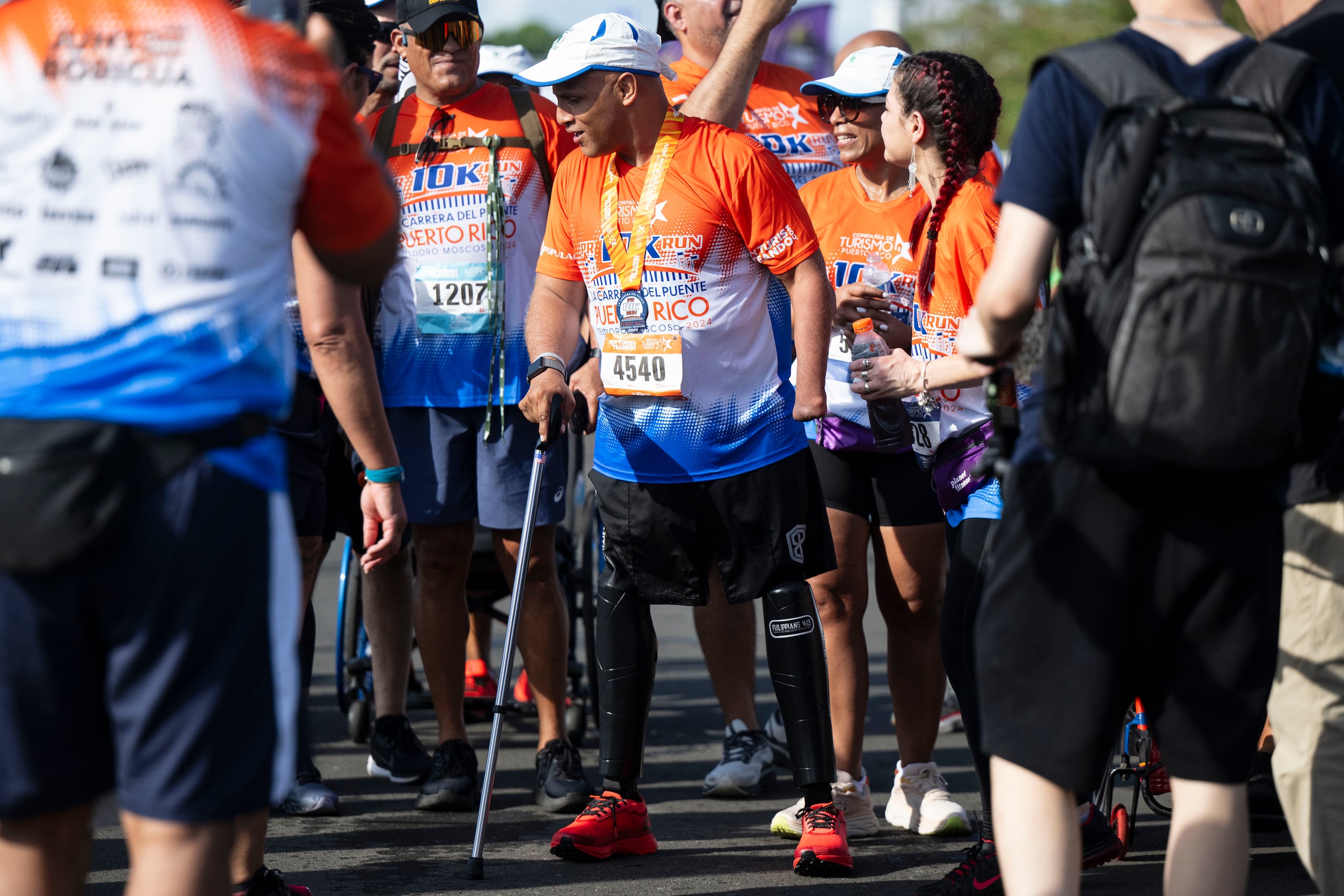 Carlos Evans Toro, quien perdió ambas piernas y su mano izquierda durante una misión militar de las Fuerzas Armadas de Estados Unidos en Afganistán, completó la ruta junto a familiares y amigos.