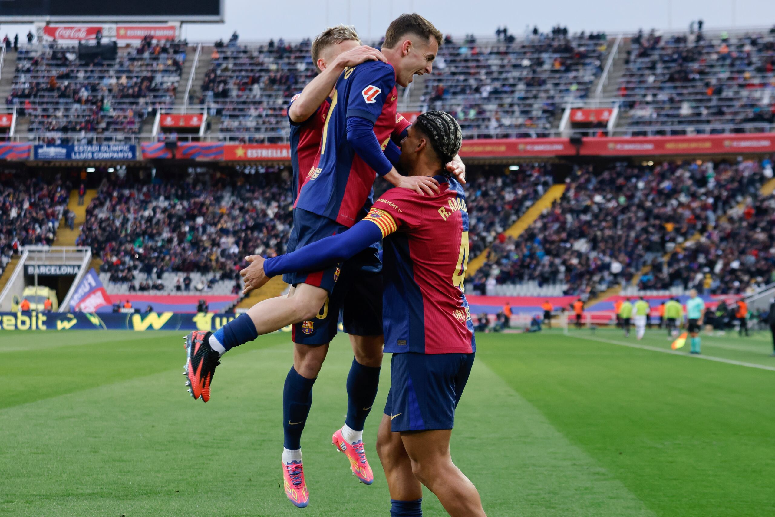 Ronald Araujo del Barcelona felicitado por sus compañeros tras anotar el tercer gol en el encuentro de la liga española ante la Real Sociedad.