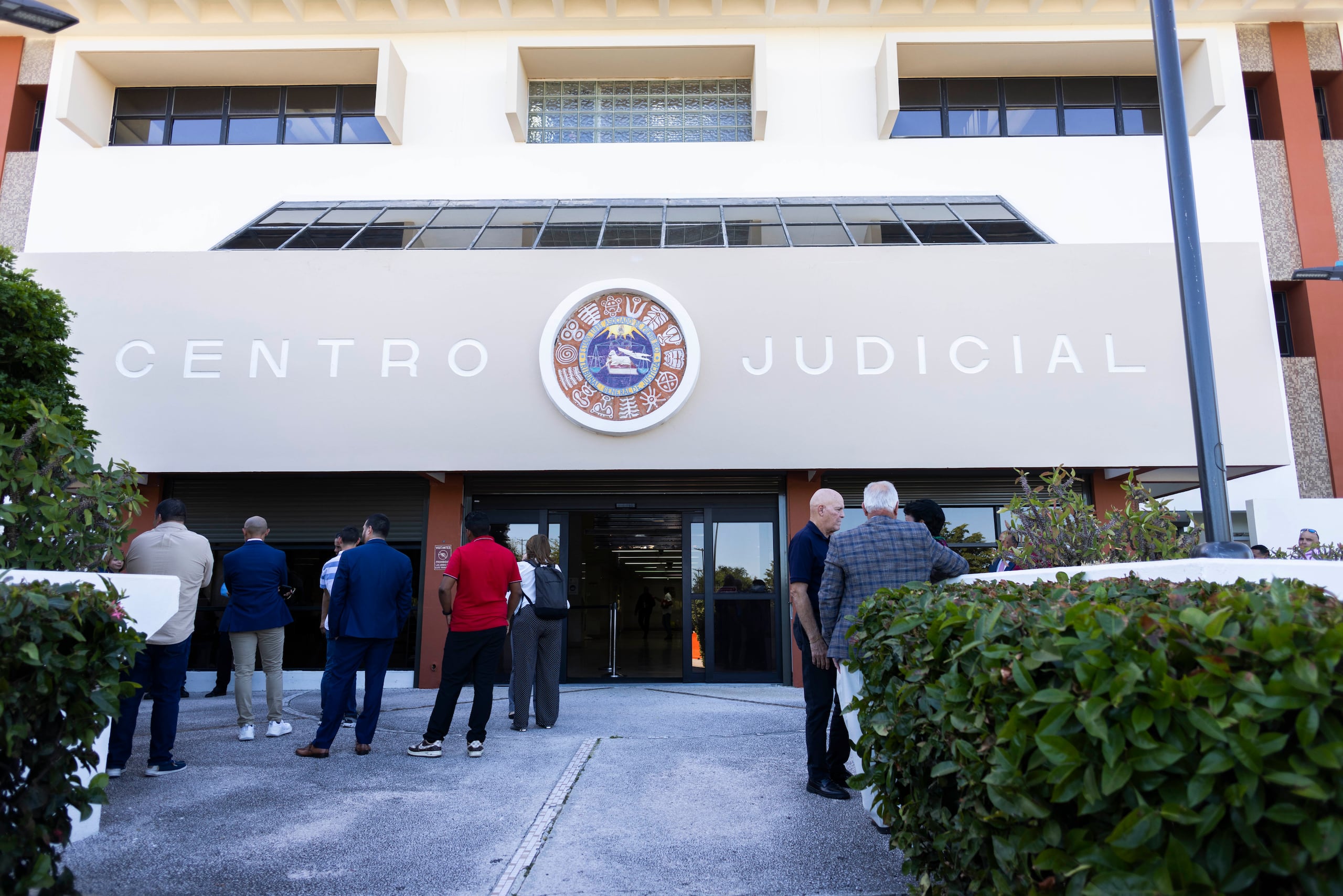 Contra el menor se radicaron cargos por asesinato en primer grado, ley de armas, tener y poseer un arma de fuego de manera ilegal y apuntar y disparar un arma de fuego.