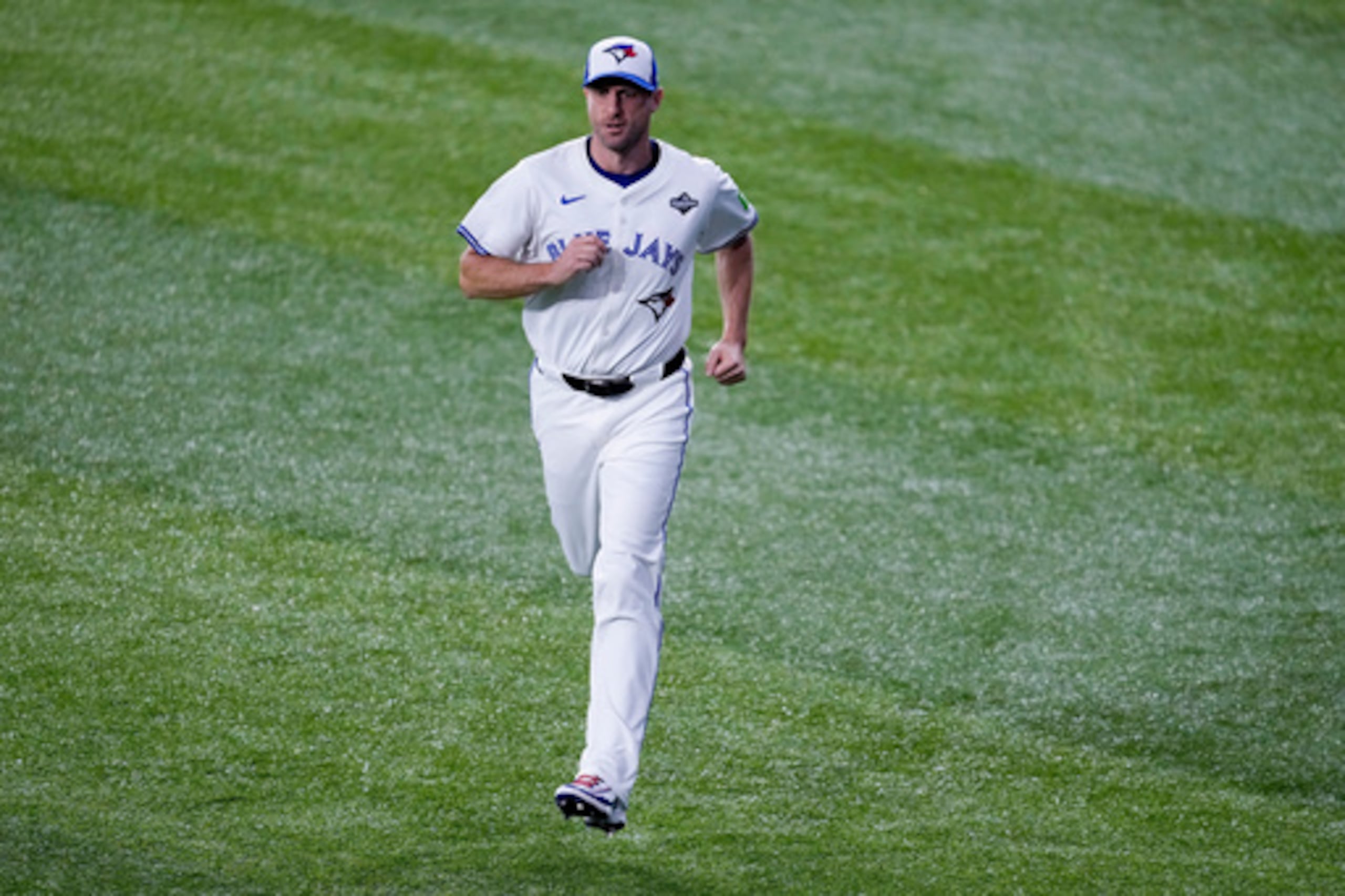 ARCHIVO -El lanzador de los Blue Jays de Toronto Max Scherzer corre antes del séptimo partido de la Serie Mundial de béisbol contra los Dodgers de Los Ángeles, el 1 de noviembre de 2025, en Toronto. (AP Photo/Ashley Landis, Archivo)