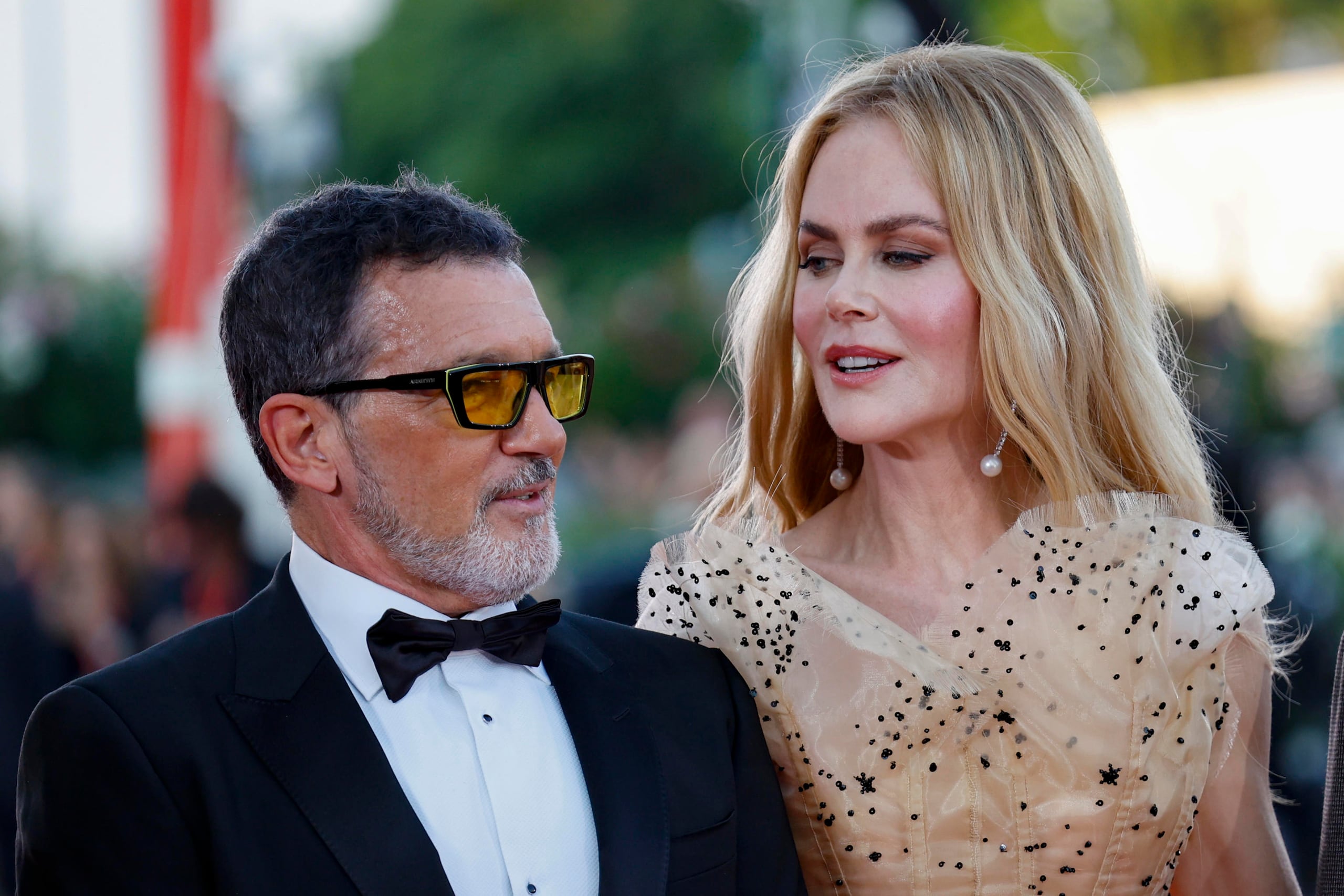 La actriz australiana Nicole Kidman y el actor español Antonio Banderas llegan para el estreno de "Babygirl" durante el 81 ° Festival de Cine de Venecia en Venecia.