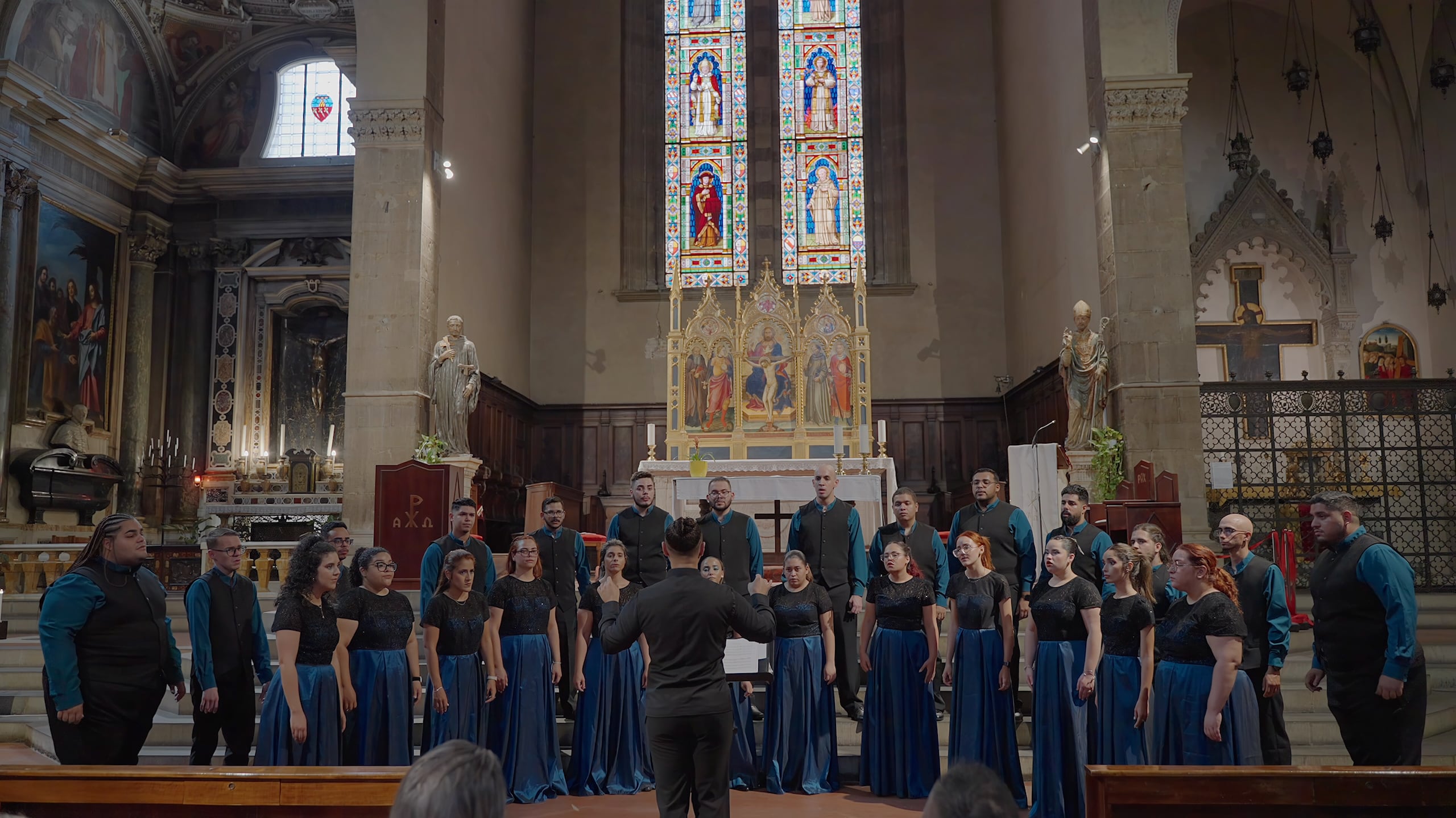 Coro de la Universidad de Puerto Rico en Arecibo durante su participación en una competencia en Italia.