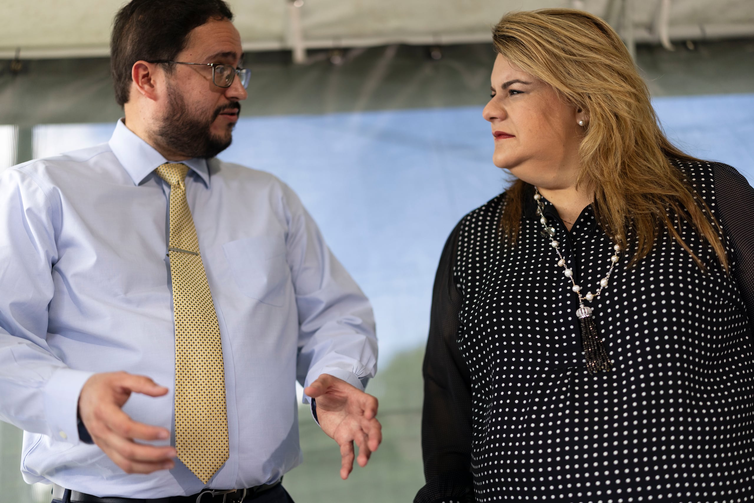 La gobernadora Jenniffer González Colón conversa con el secretario del Departamento de Transportación y Obras Públicas (DTOP), ingeniero Edwin González. (Archivo / GFR Media)