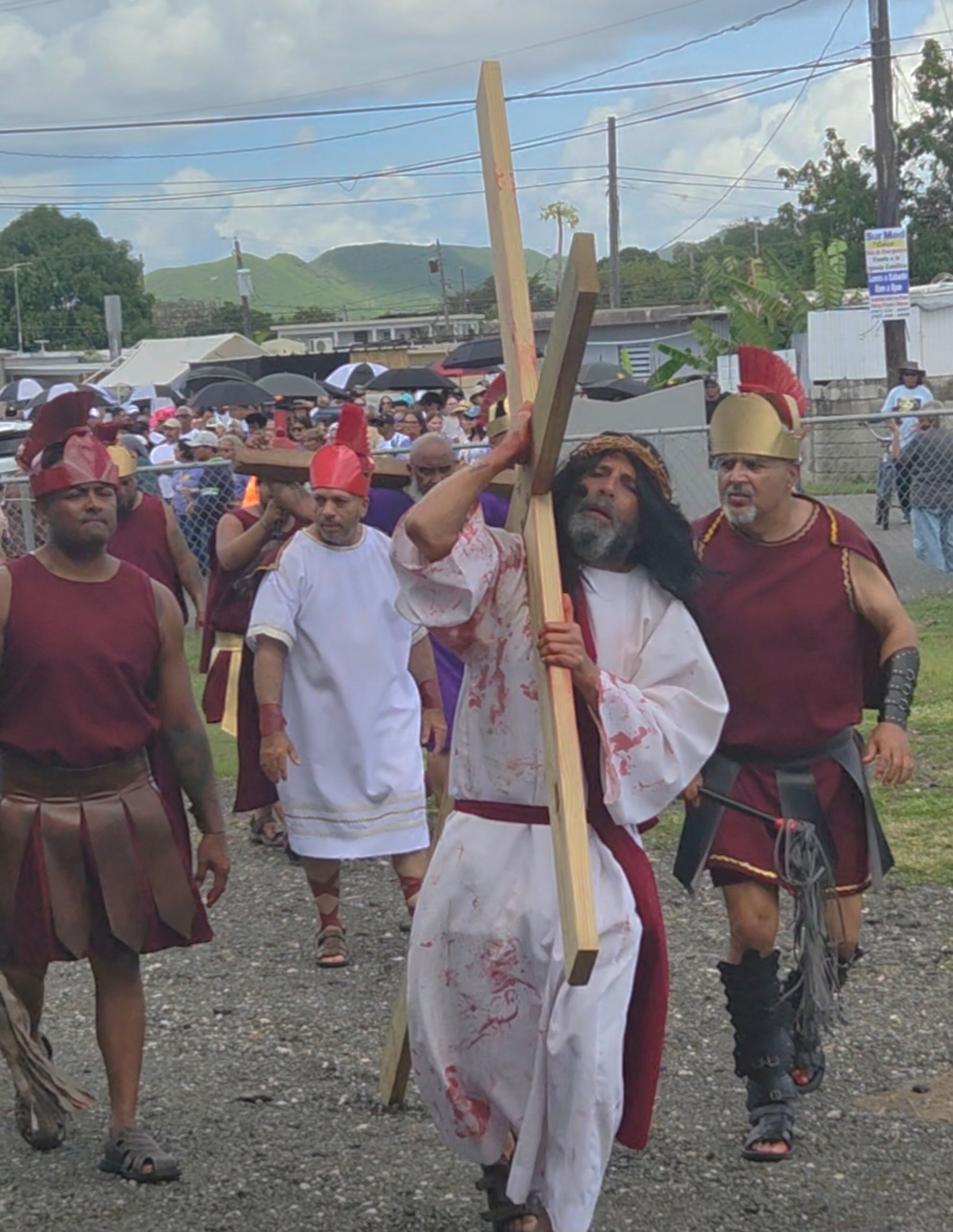 El viacrucis viviente, que los salinenses han celebrado por más de 40 años, fue coordinado por Awildaliz Rodríguez Padilla, Awilda Padilla Santiago y Luis Alberto Rodríguez González.
