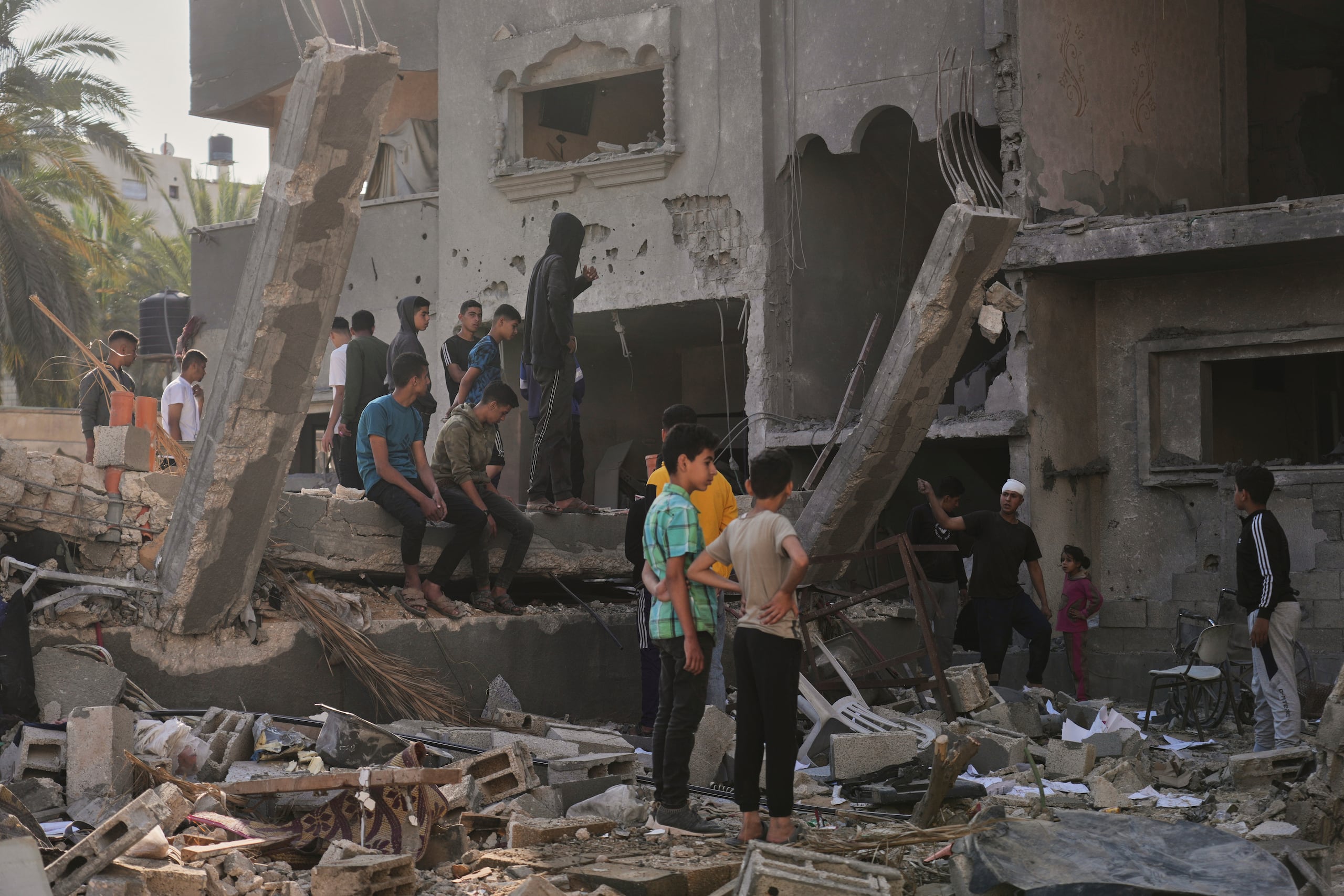Palestinos revisan una casa destruida por ataques israelíes en Deir al-Balah, el miércoles 21 de mayo de 2025. (AP Foto/Abdel Kareem Hana)