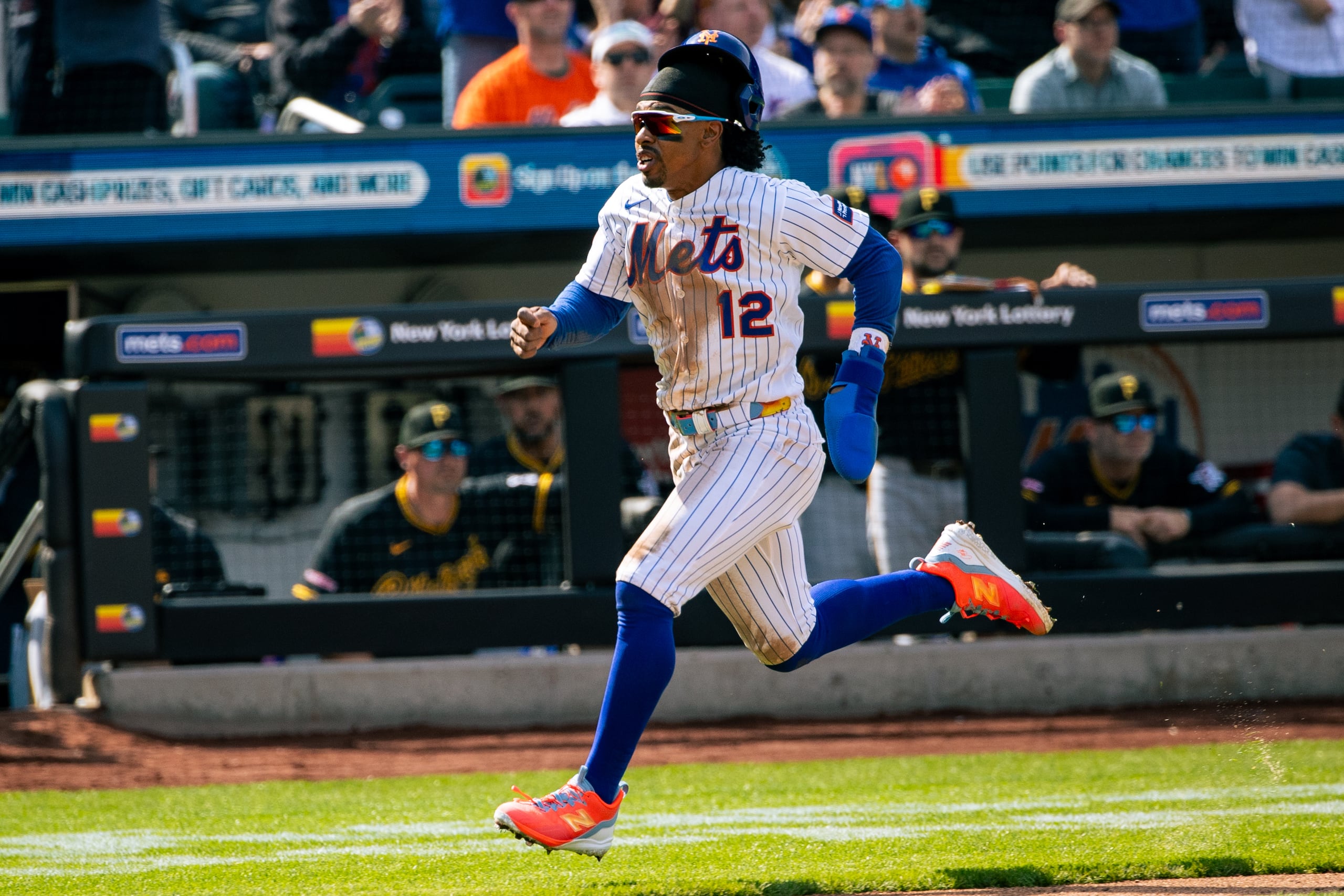 Francisco Lindor anotando una carrera en la cuarta entrada.