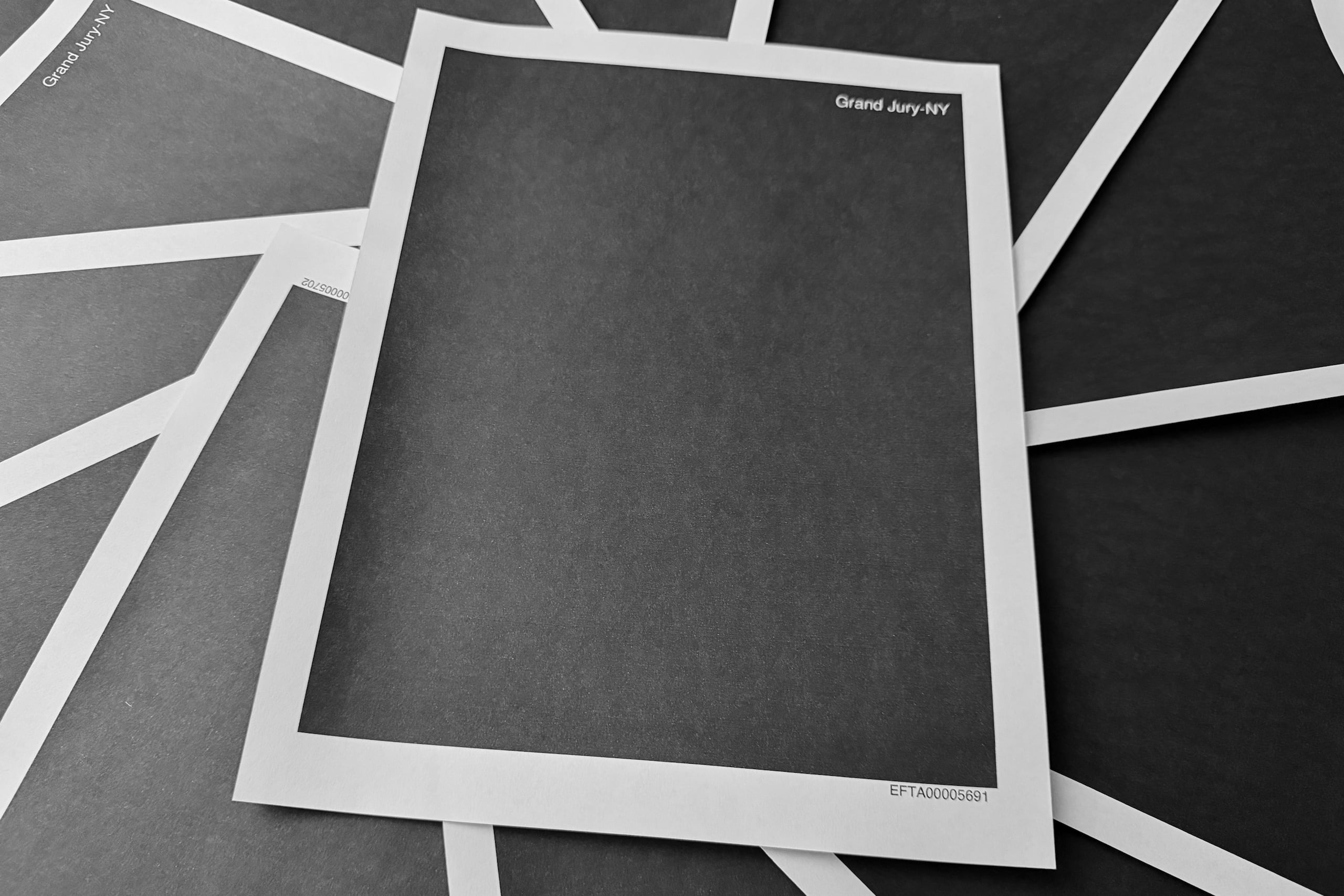 Páginas de un expediente del gran jurado de Nueva York, totalmente censurado, sobre Jeffrey Epstein y Ghislaine Maxwell, publicado por el Departamento de Justicia de Estados Unidos, fotografiadas el viernes, 19 de diciembre en Washington. (Foto AP/Jon Elswick)