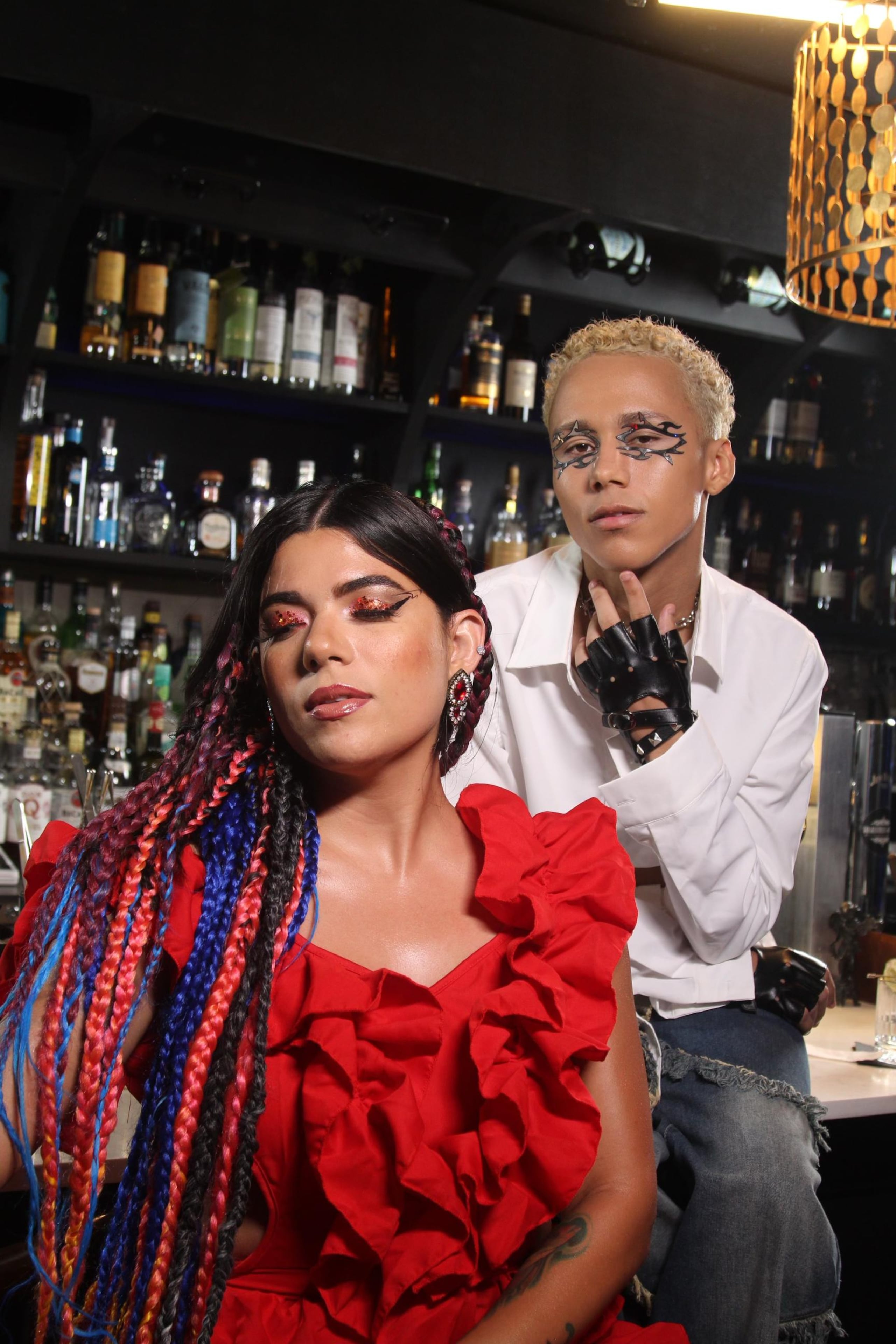 Los cantantes se unen para llevar un mensaje de perseverancia con un ritmo tropical y pegajoso.