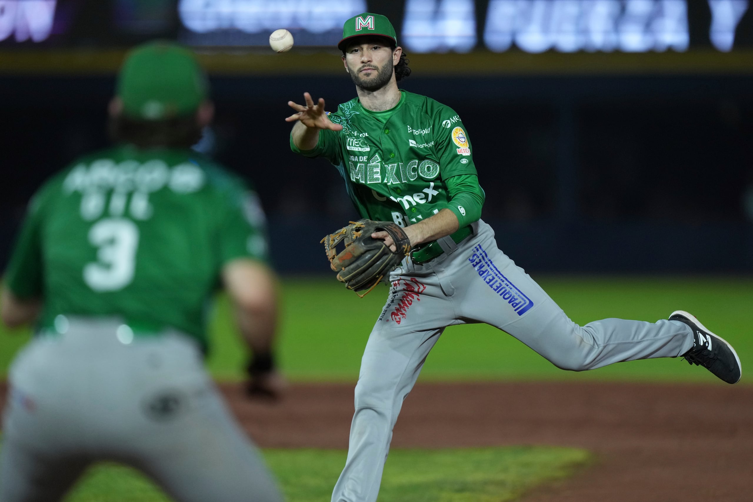 Jack Mayfield de los Charros de Jalisco de México lanza la bola a Mateo Gil en el encuentro ante el Japan Breeze en la Serie del Caribe el lunes 3 de febrero del 2025.