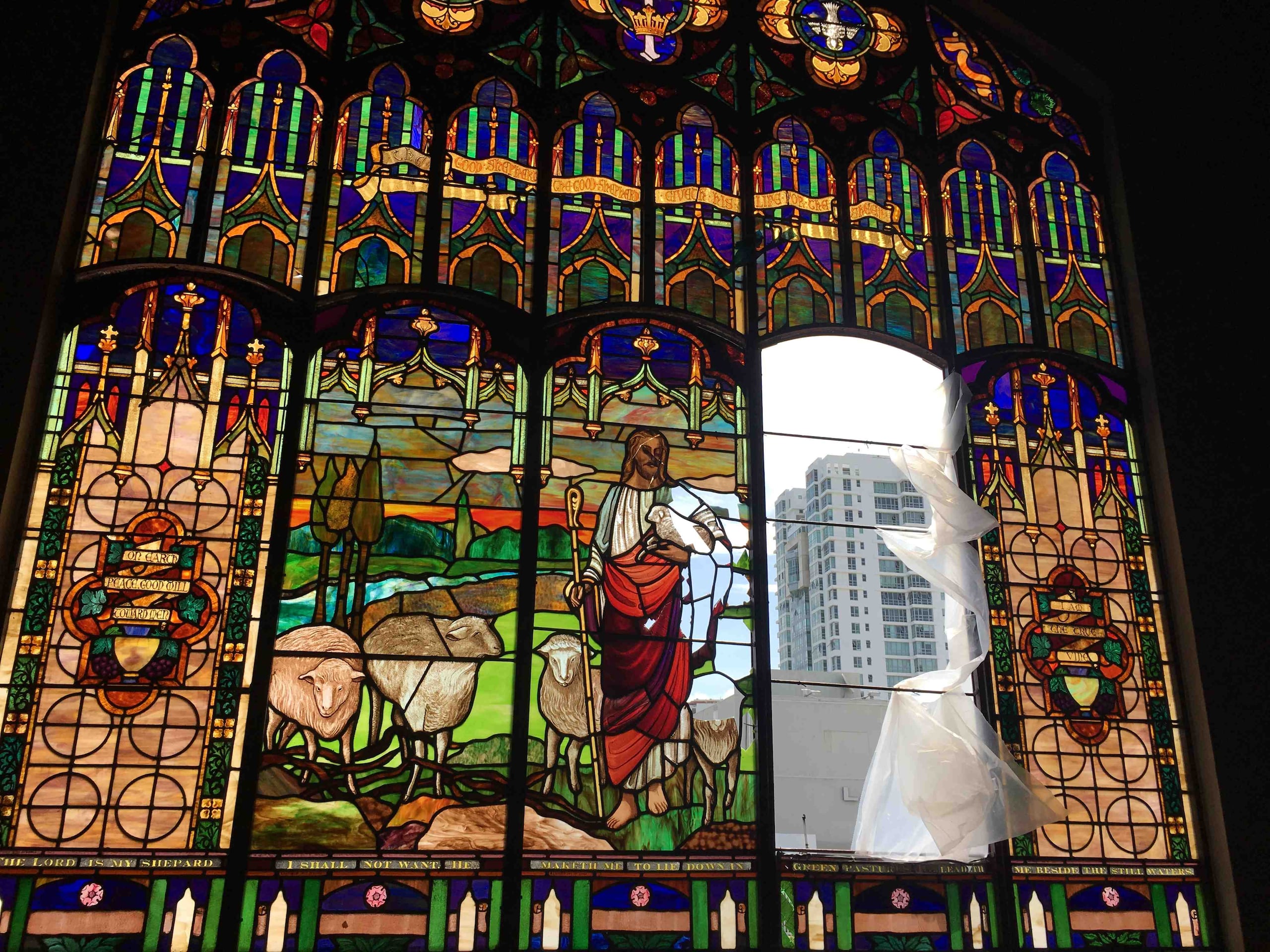 Los vitrales arriba del altar y en los laterales de la iglesia San Agustín en Puerta de Tierra no resistieron el fuerte viento del huracán María. (Suministrada)