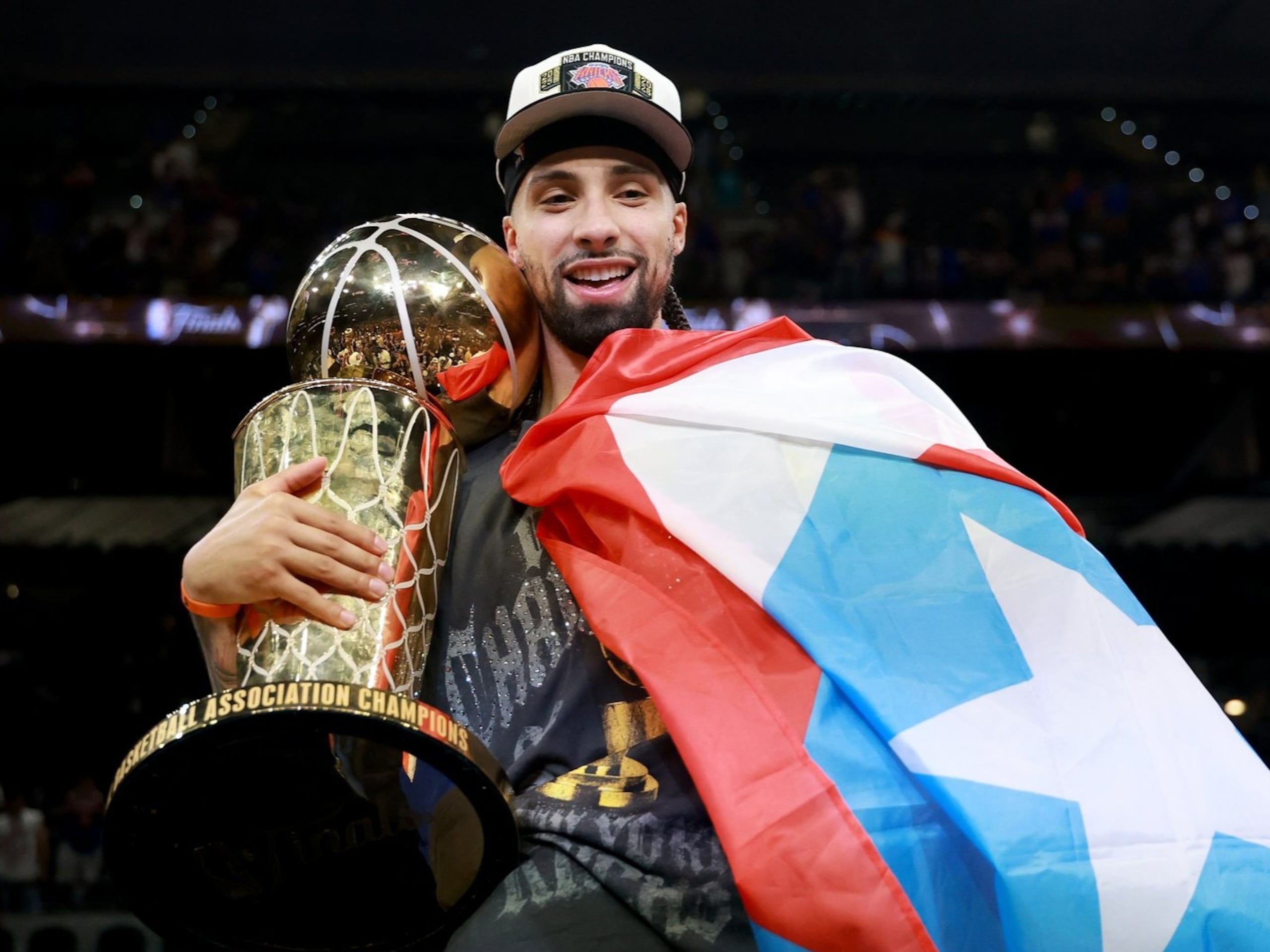 José Alvarado con el trofeo de la NBA.