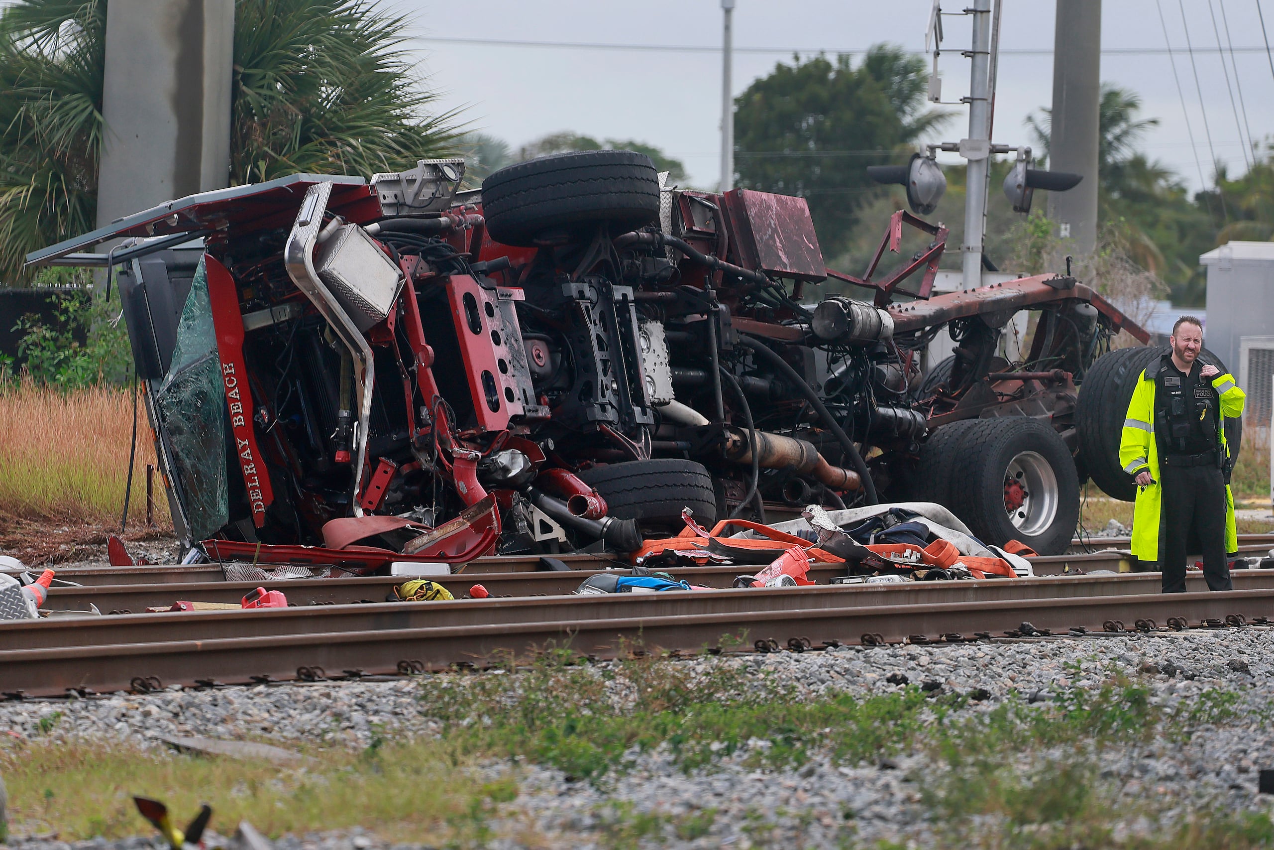 Un camión de bomberos dañado luego de chocar contra un tren en el centro de Delray Beach, Florida, el sábado 28 de diciembre de 2024. (Mike Stocker/South Florida Sun-Sentinel via AP)