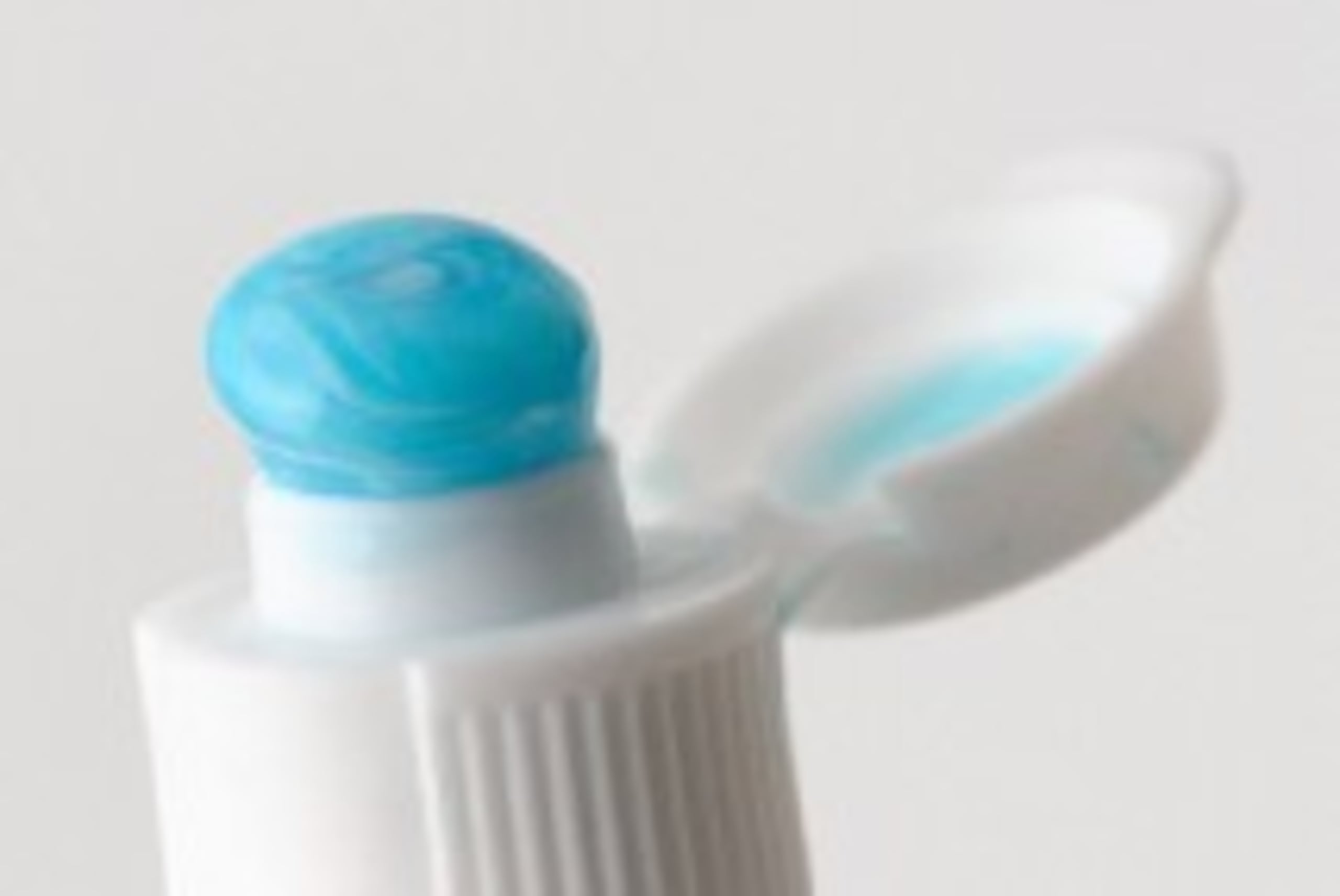 Ciertas aguas embotellada y las pastas de dientes contienen fluoruro.