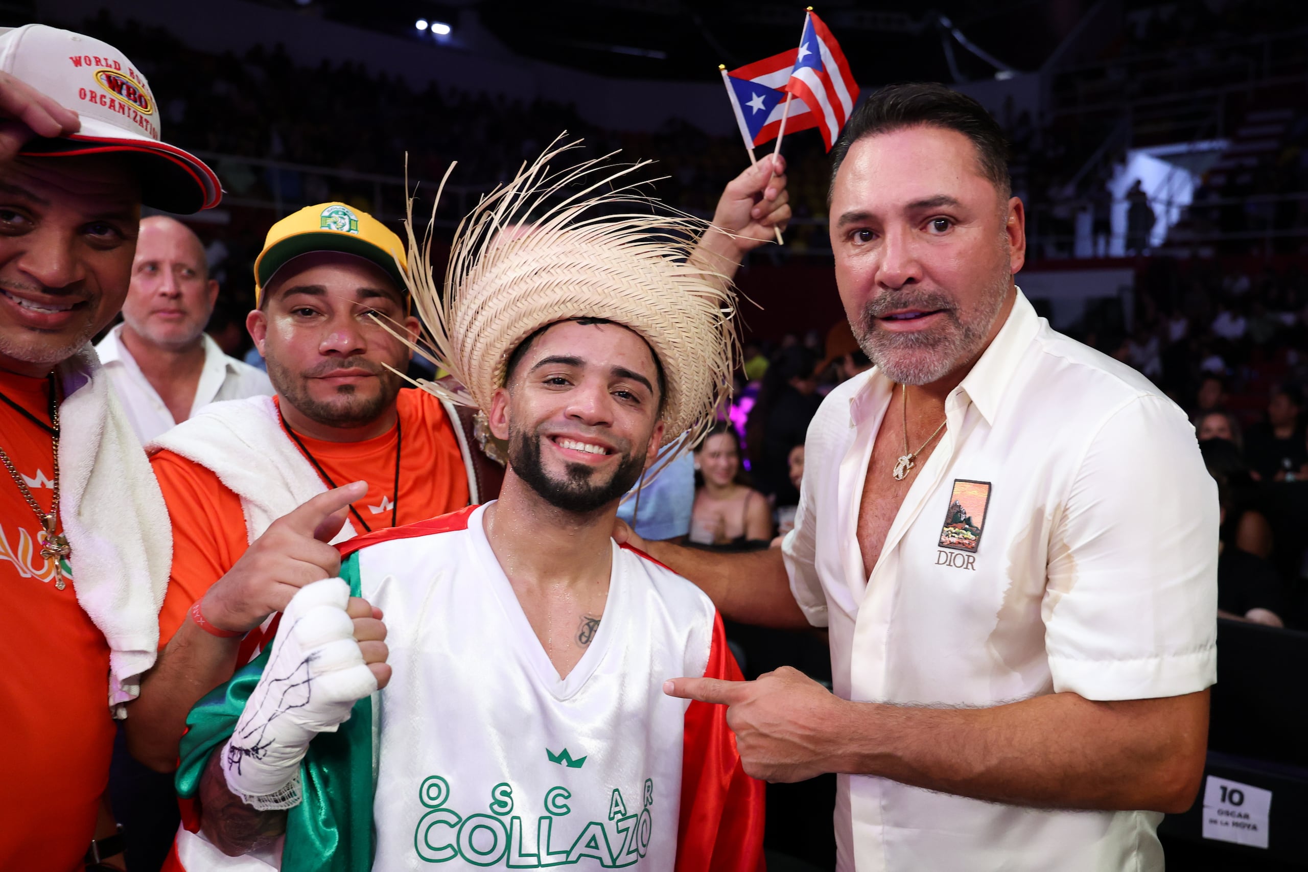 Oscar Collazo junto a Oscar de la Hoya, luego de retener sus campeonatos mundiales ante el mexicano Edwin “Canito” Cano Hernández.