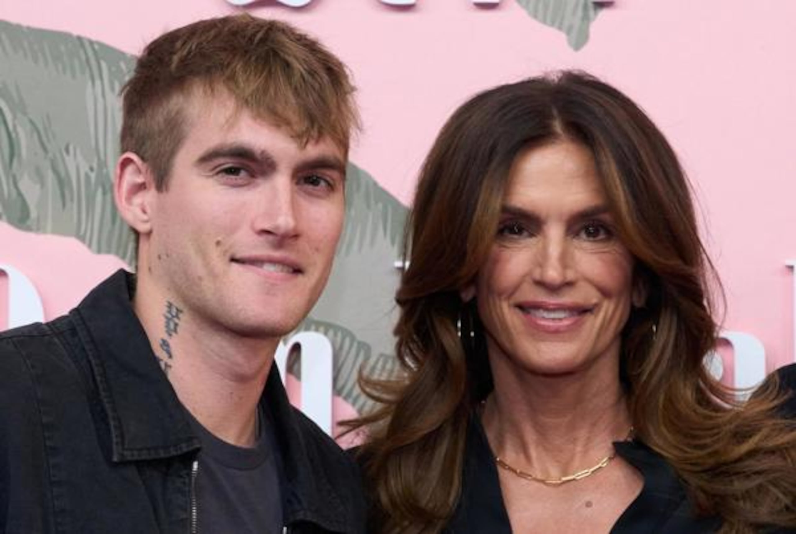Fotografía de archivo, tomada en marzo de 2024, en la que se captó a la modelo estadounidense Cindy Crawford (d) junto a su hijo Presley Gerber, en Beverly Hills (CA, EE.UU.). Gerber falleció este domingo a los 27 años de edad. EFE/Allison Dinner