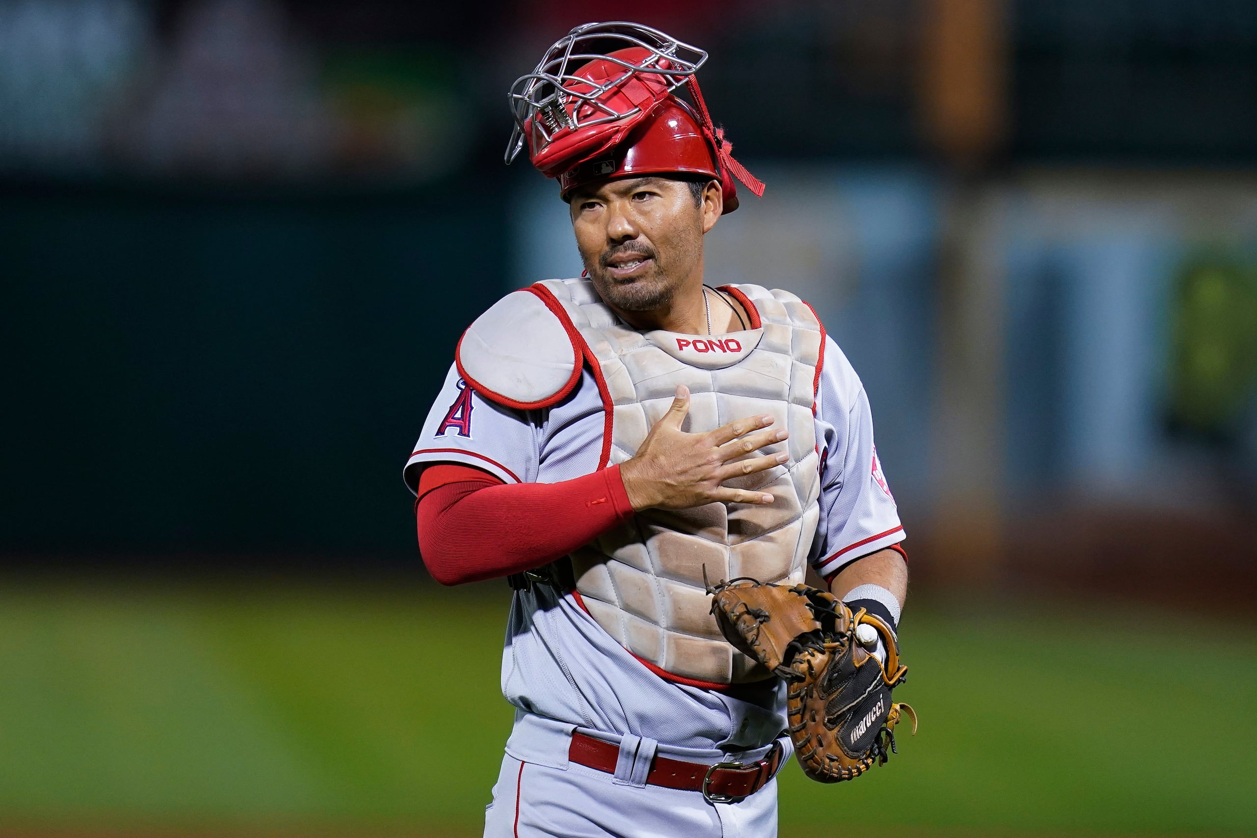 Kurt Suzuki con uniforme de los Angels.