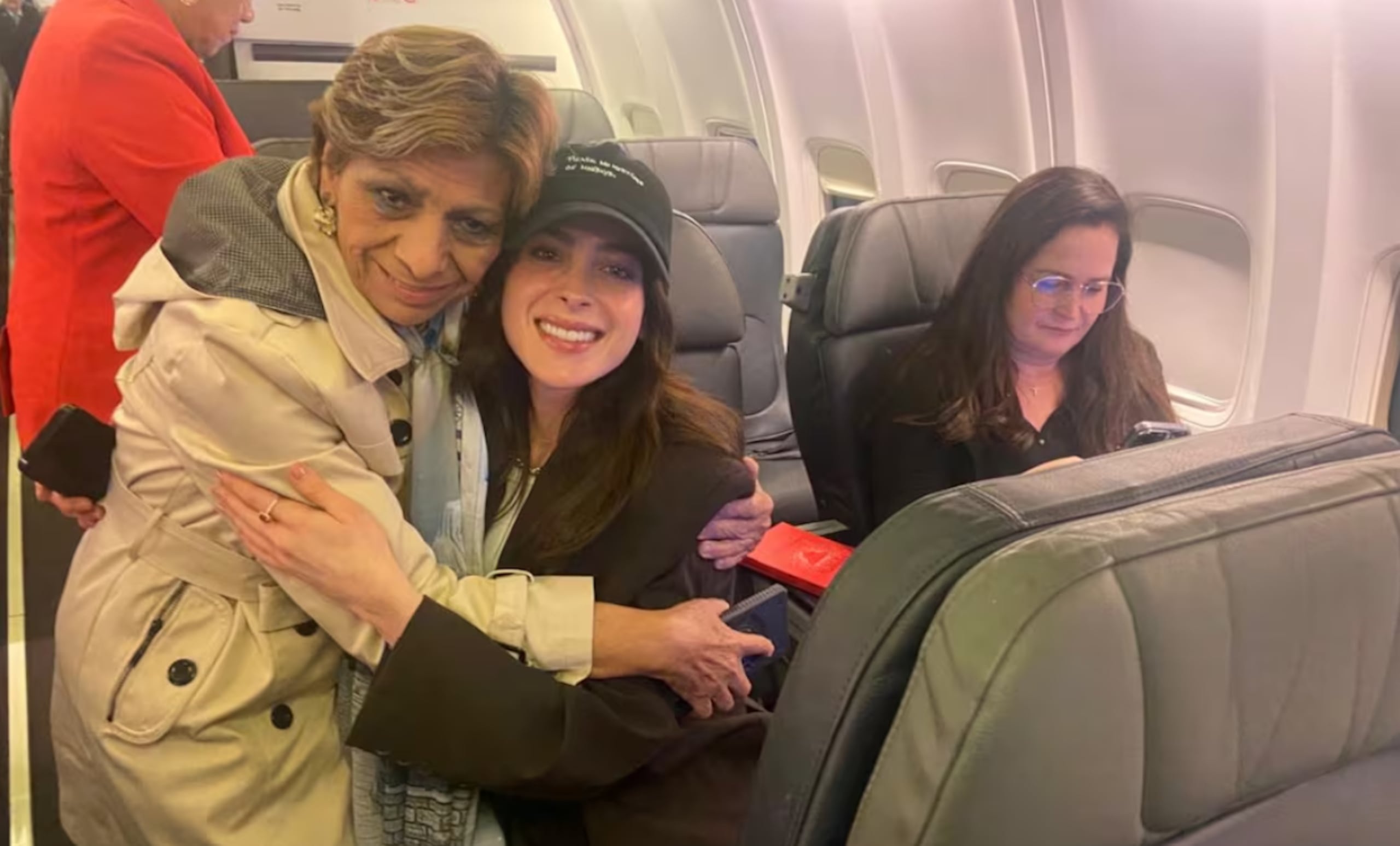 La reina llegó a México anoche.