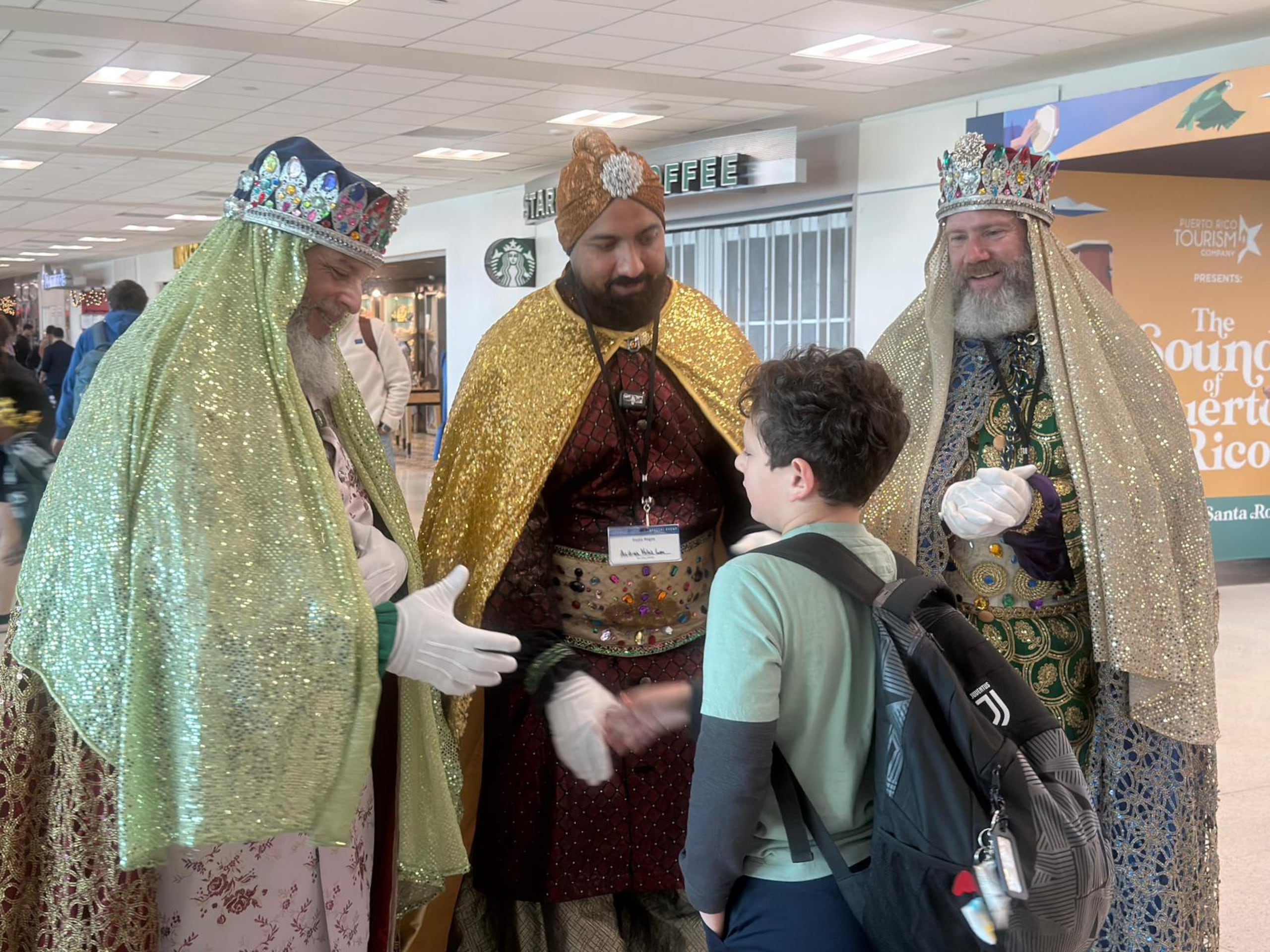 La visita de Gaspar, Melchor y Baltasar forma parte de una serie de activaciones culturales que Aerostar ha puesto en marcha a través de todo el año.