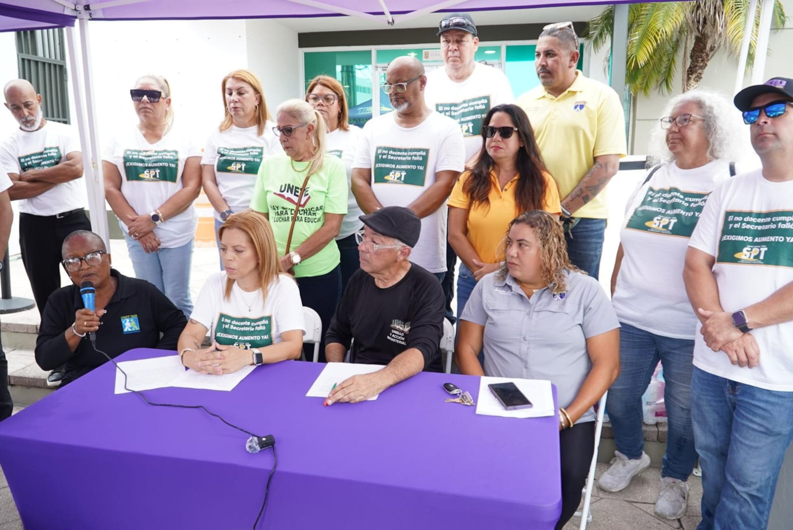 El grupo de líderes sindicales y representantes de padres y madres de educación especial llevó sus reclamos ante el Departamento de Educación.