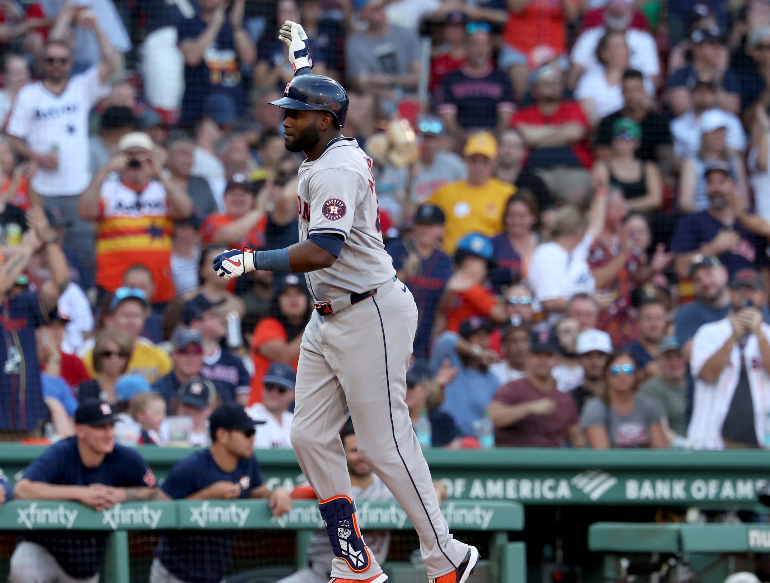 Yordan Alvarez festeja su cuadrangular ante los Red Sox de Boston.