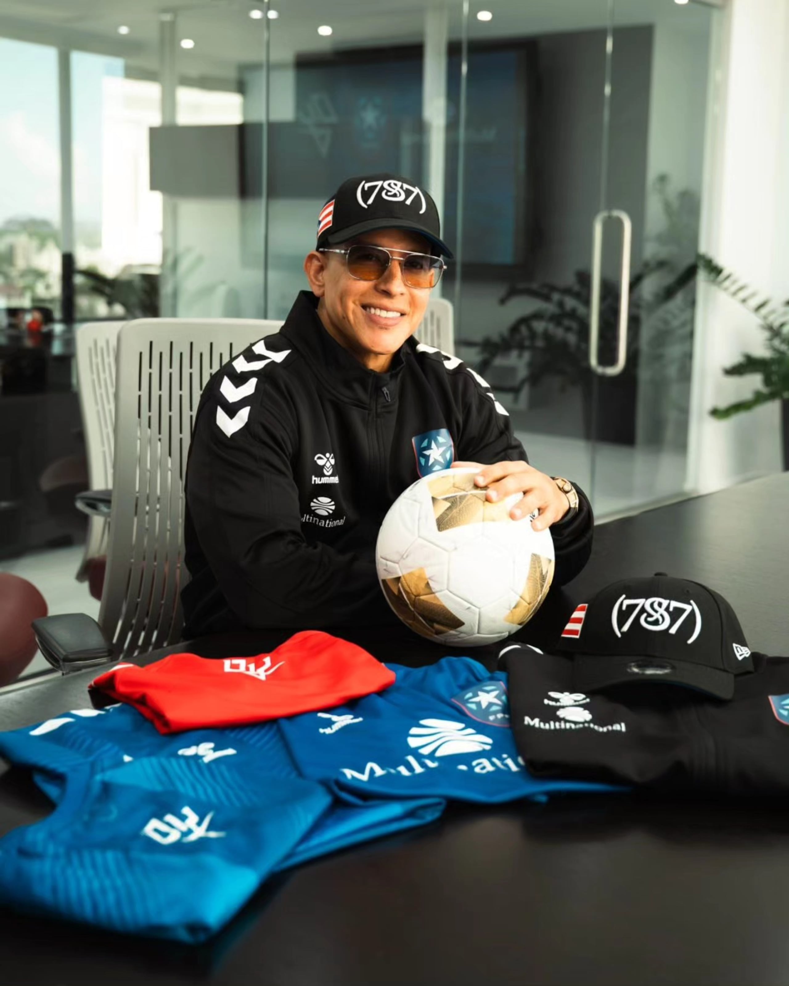 No es la primera vez que el artista urbano se relaciona con el deporte. En el 2021 se convirtió en copropietario de los Cangrejeros del Santurce en la Liga de Béisbol Profesional Roberto Clemente.