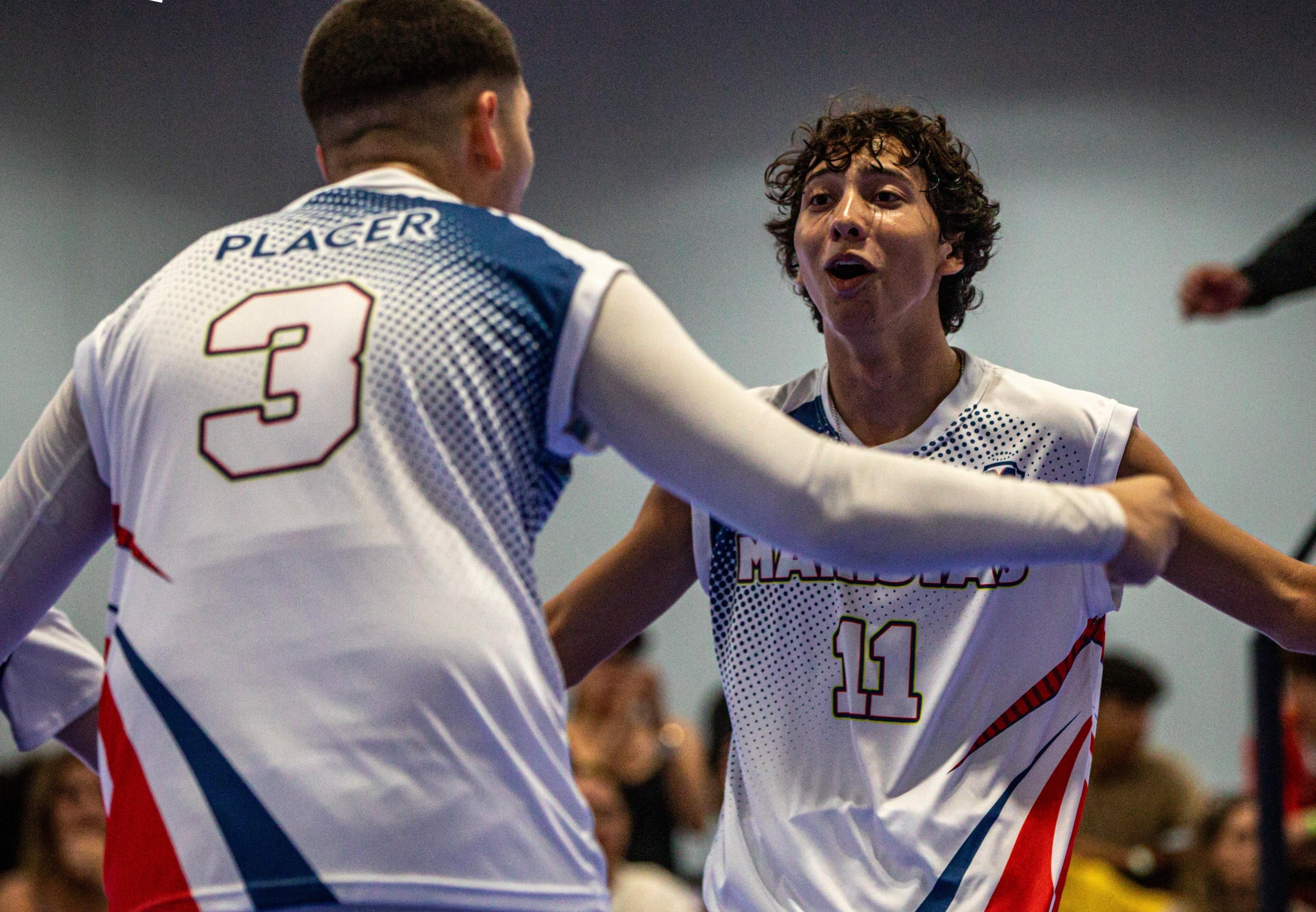 Evan Sánchez, a la derecha, celebra un punto del Colegio Marista de Guaynabo.