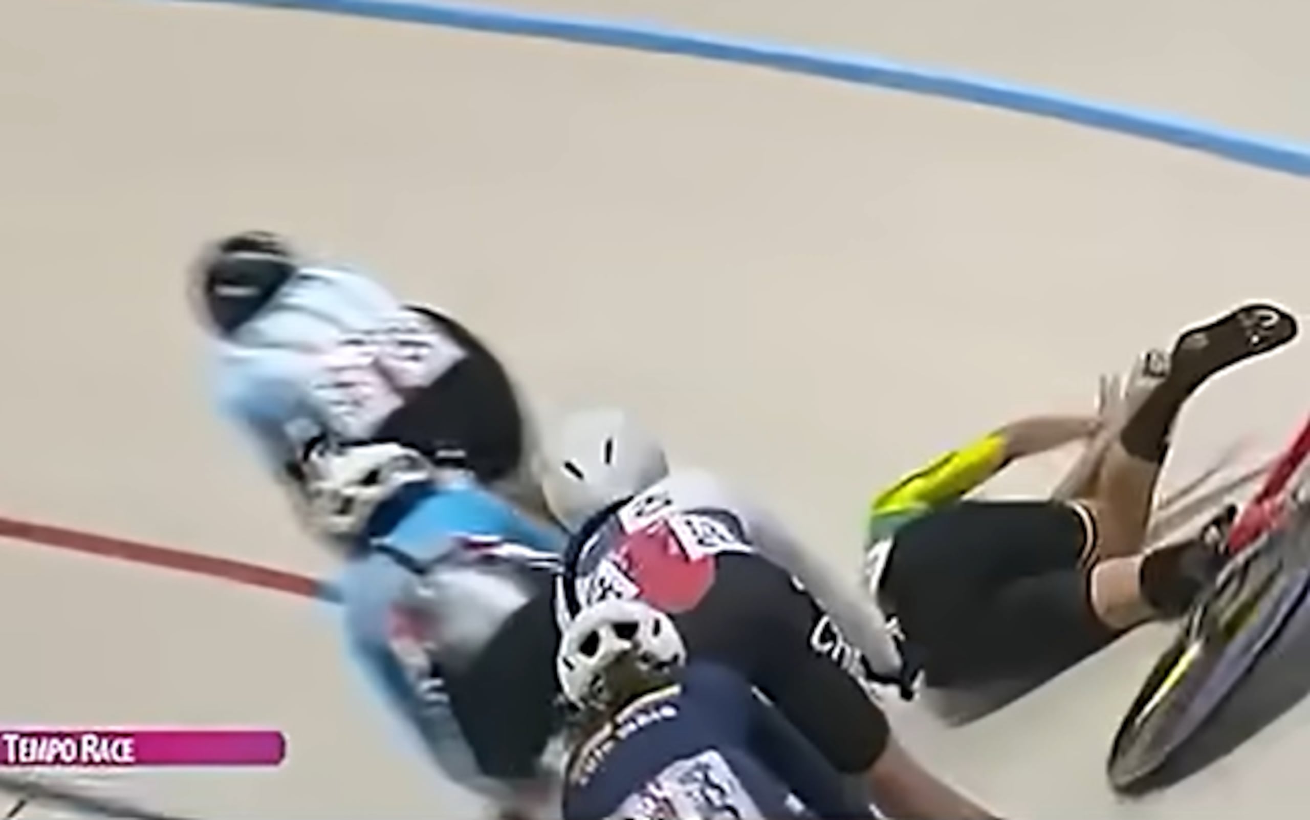 Una vez tendida sobre la pista, dos contrincantes, que no llegaron a frenar ni a esquivarla, la pasaron por encima con sus bicicletas.