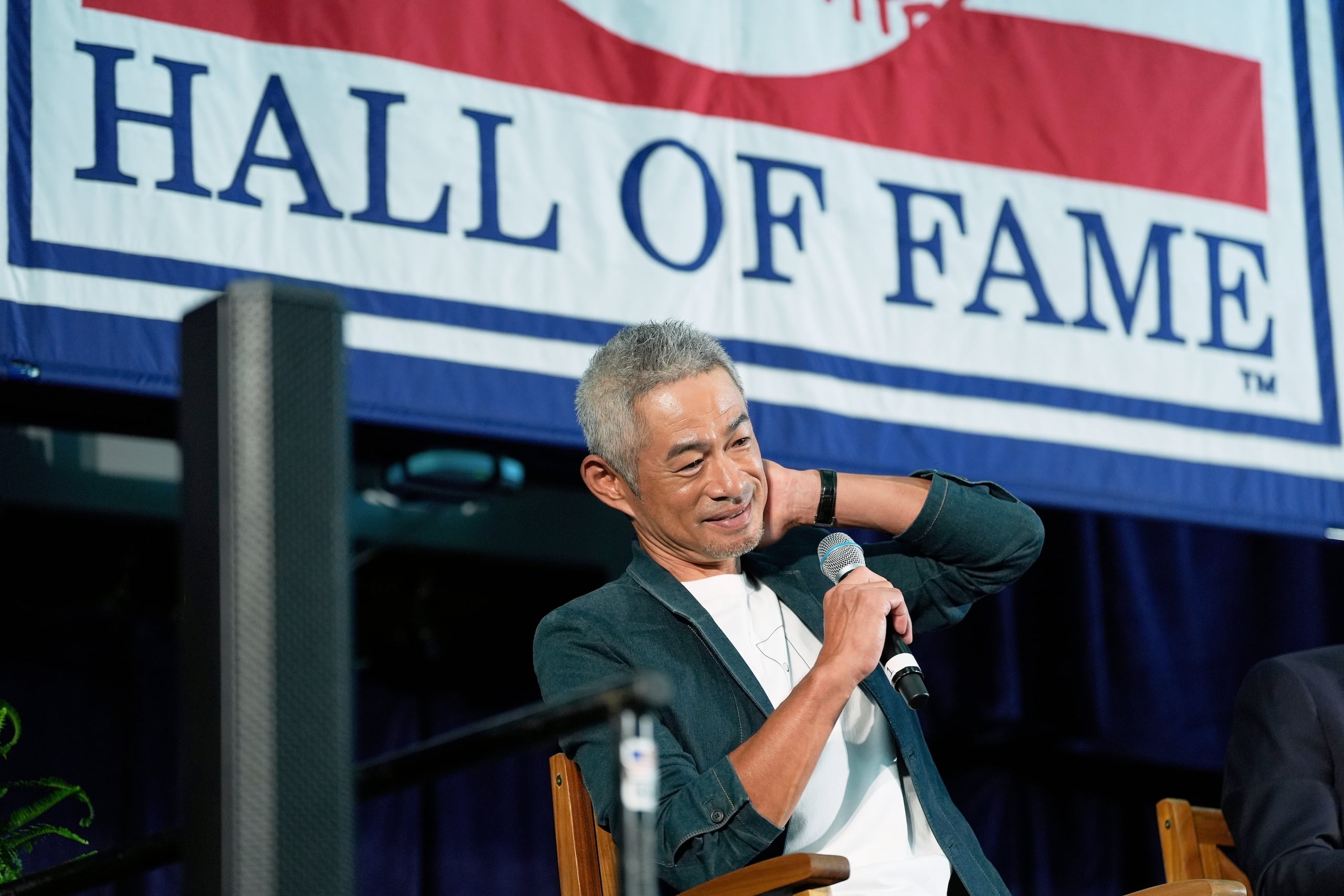 El nuevo miembro del Salón de la Fama del Béisbol, Ichiro Suzuki, habla con los periodistas durante una conferencia de prensa en Cooperstown, Nueva York, el sábado 26 de julio de 2025. (AP Photo/Seth Wenig)