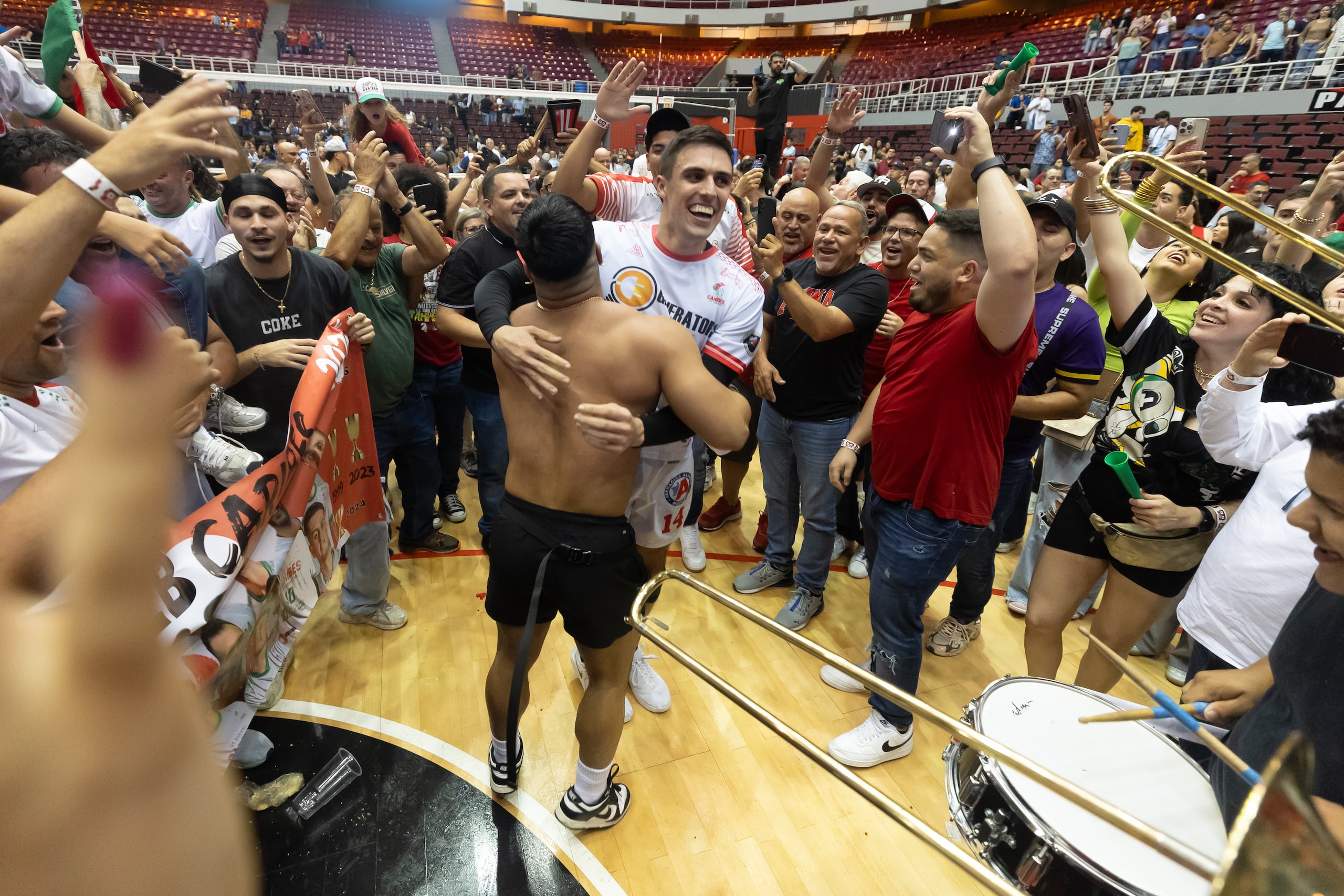 El atacante Pelegrín Vargas, hijo, celebra junto con la fanaticada de los Caribes de San Sebastián al vencer a los Mets de Guaynabo en cinco parciales en el séptimo juego de la serie final de la Liga de Voleibol Superior Masculino (LVSM).