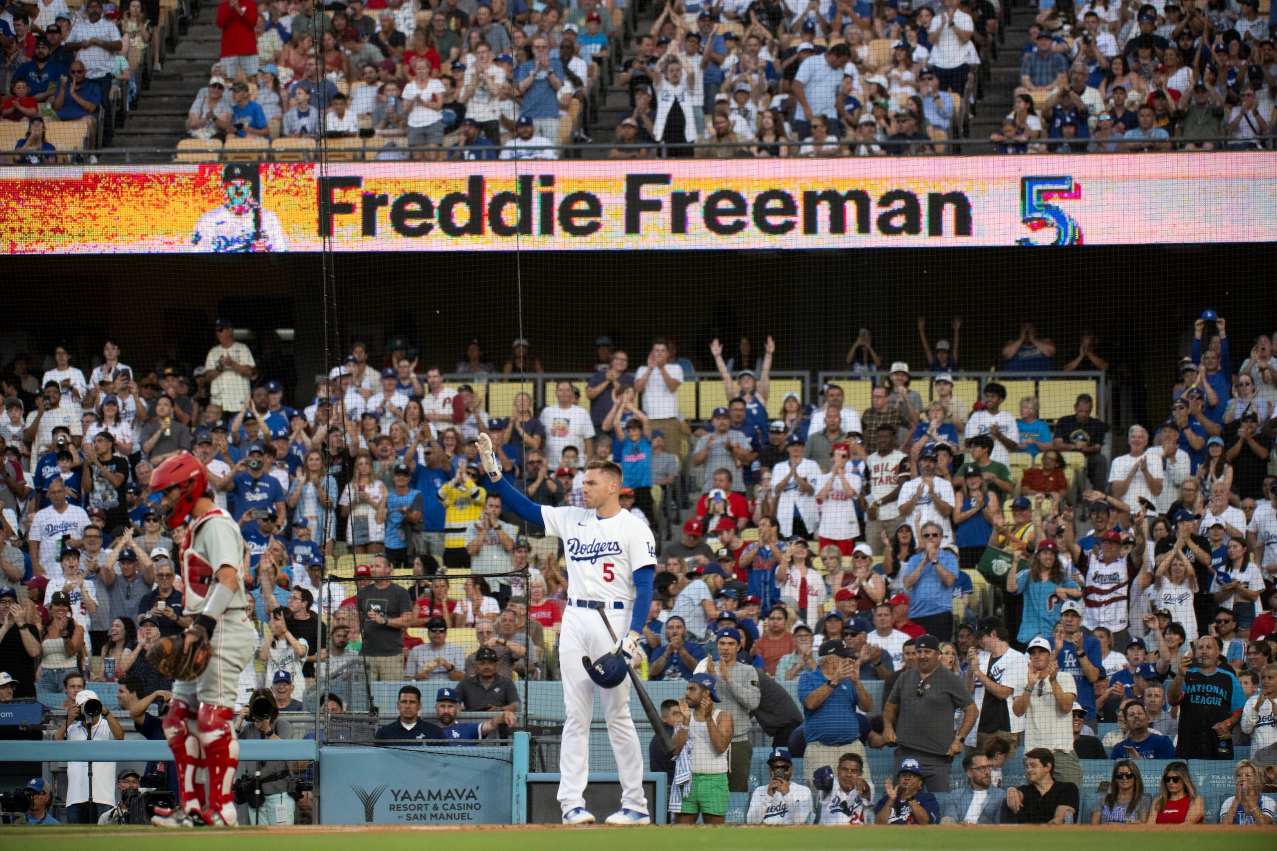Freddie Freeman reconoce al público que le ofreció una ovación a su retorno a juego luego de ocho partidos alejado del equipo debido al percance médico de su chiquitín.