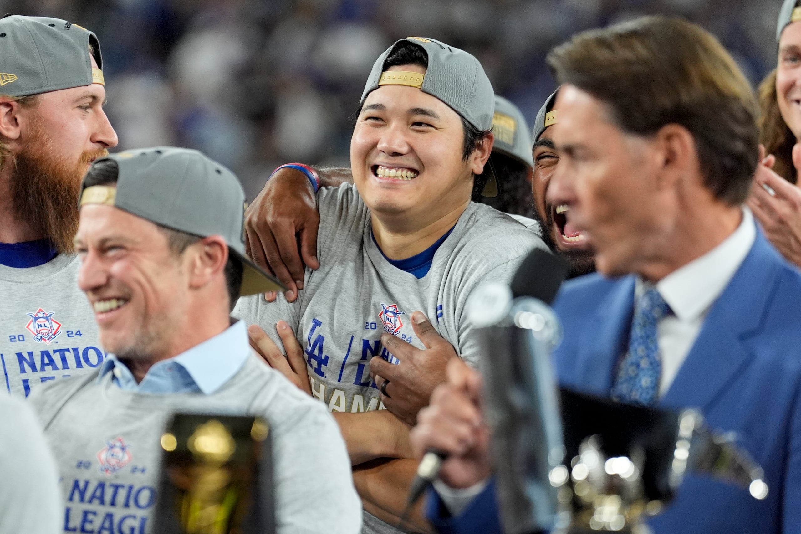 El contrato de $70 millones por año por 10 años que firmó Shohei Ohtani se arregló para que solo reciba $2 millones por año hasta el vencimiento del mismo y posteriormente los restante $68 millones de manera diferida. El japonés lo firmó así para que la novena pudiera incluso hacer otras firmas para solidificar el equipo.