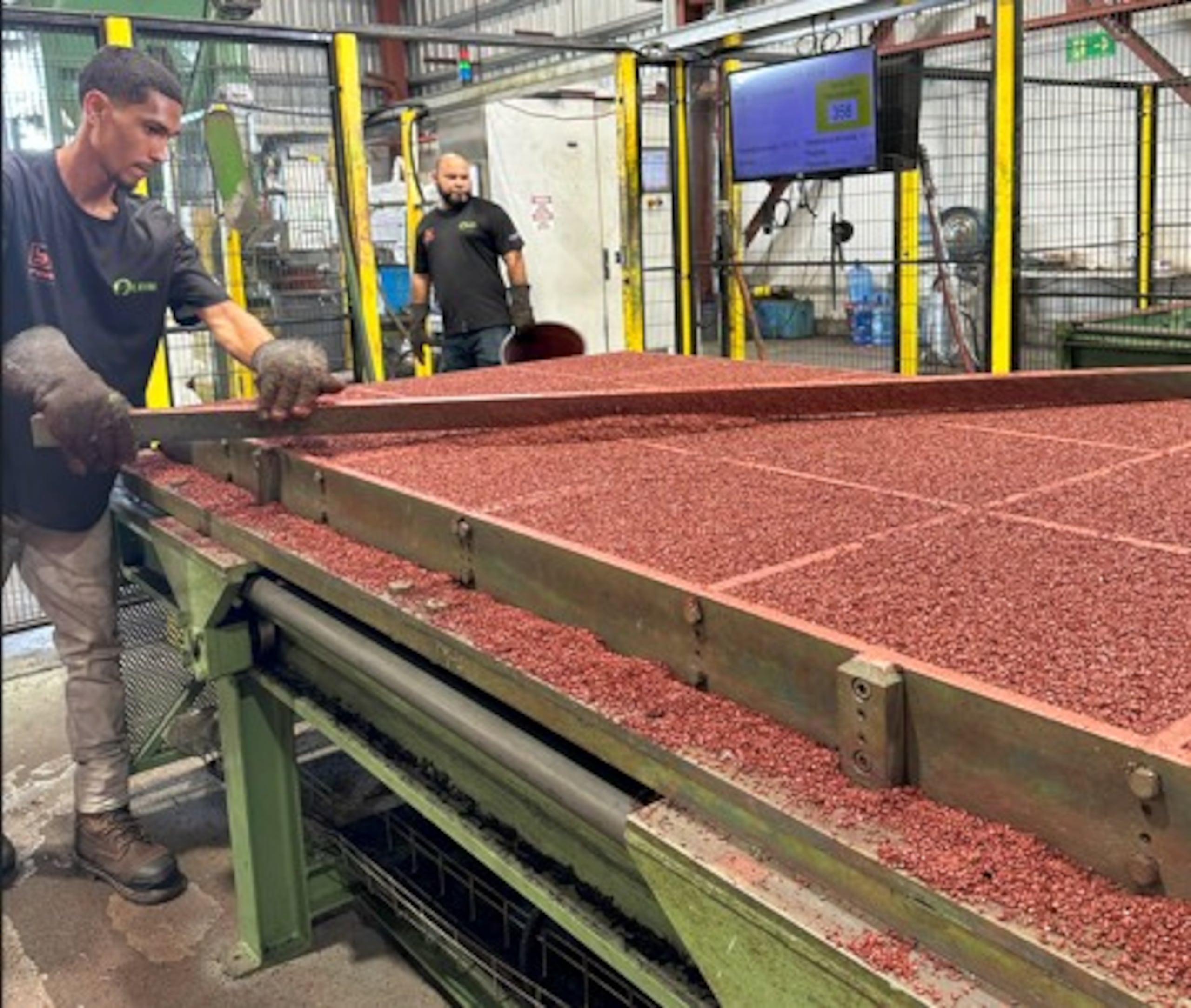 En Once and for All Tires se confeccionan artículos derivados del caucho.