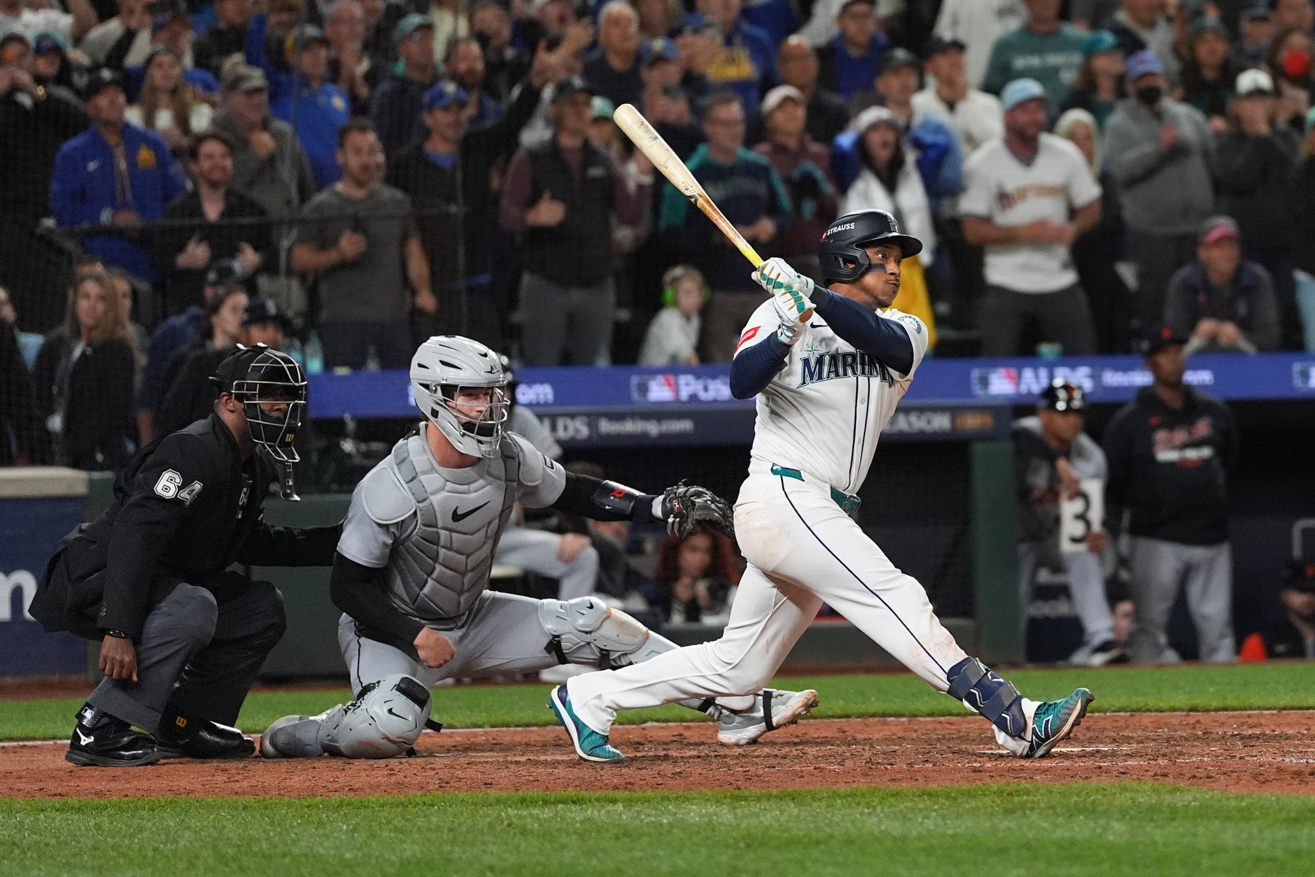 Jorge Polanco conecta el sencillo impulsor que le dio a los Mariners de Seattle el pase a la Serie de Campeonato de la Liga Americana.