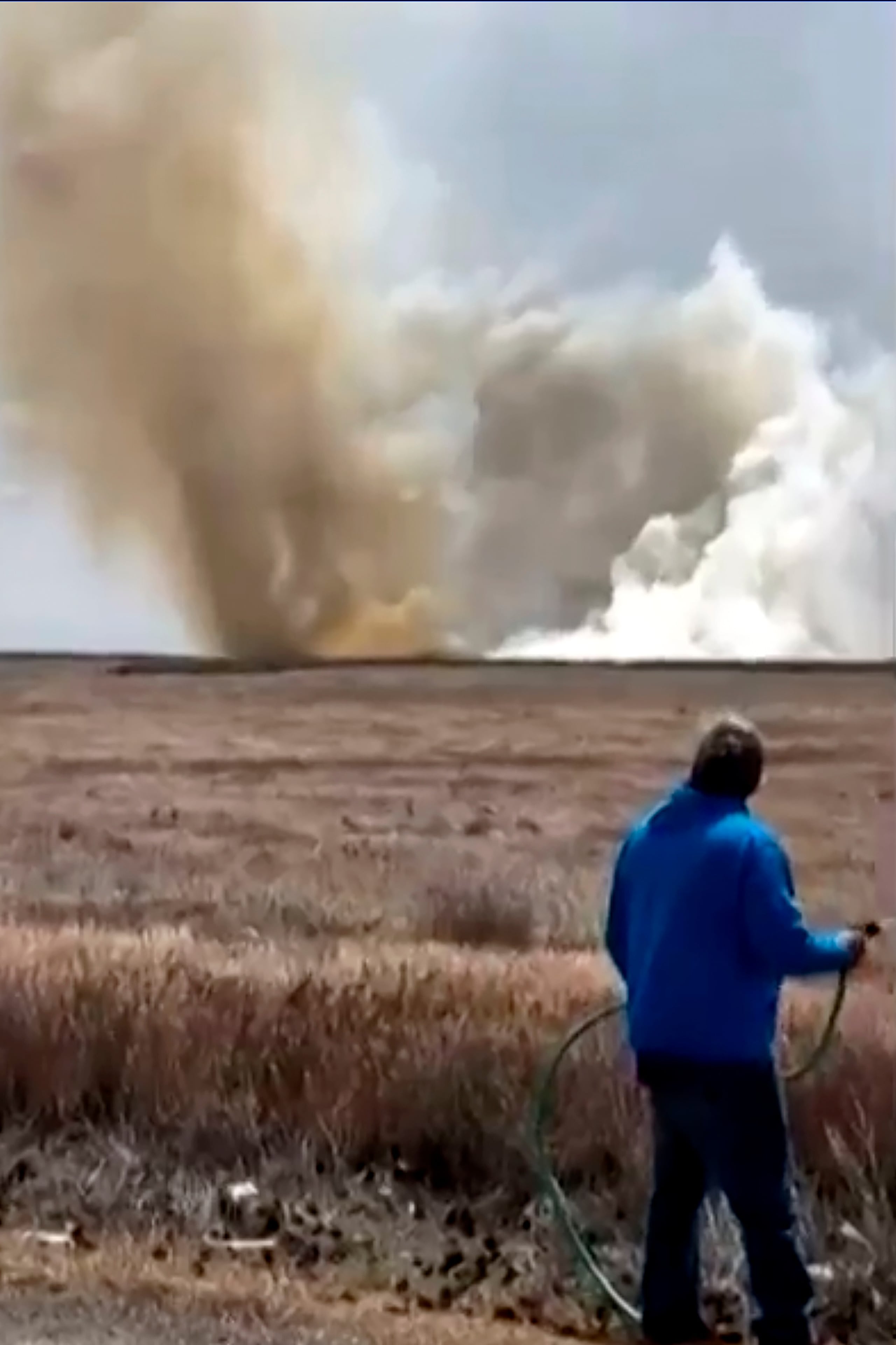 Esta imagen tomada de un video muestra una columna de humo que se eleva cerca de la Base de la Fuerza Aérea Mountain Home, en donde dos aviones de la Armada chocaron el domingo, 17 de mayo de 2026, durante un espectáculo aéreo.