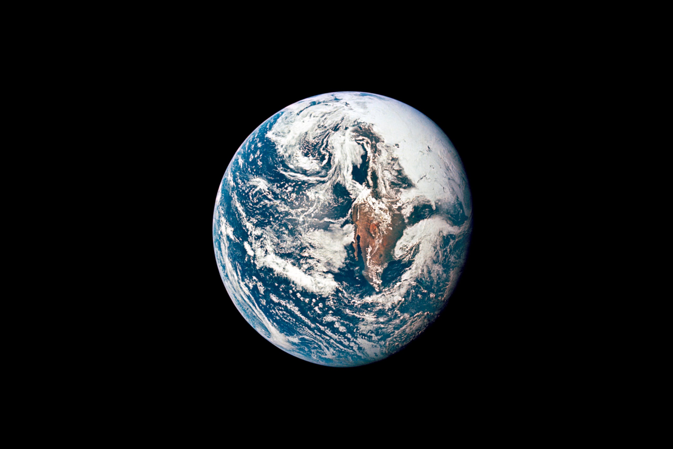 Esta fotografía del 18 de mayo de 1969 proporcionada por la NASA muestra a la Tierra a unos 66,672 kilómetros (36,000 millas náuticas) mientras es fotografiada por la nave espacial Apolo 10 durante su viaje hacia la Luna. (NASA vía AP)
