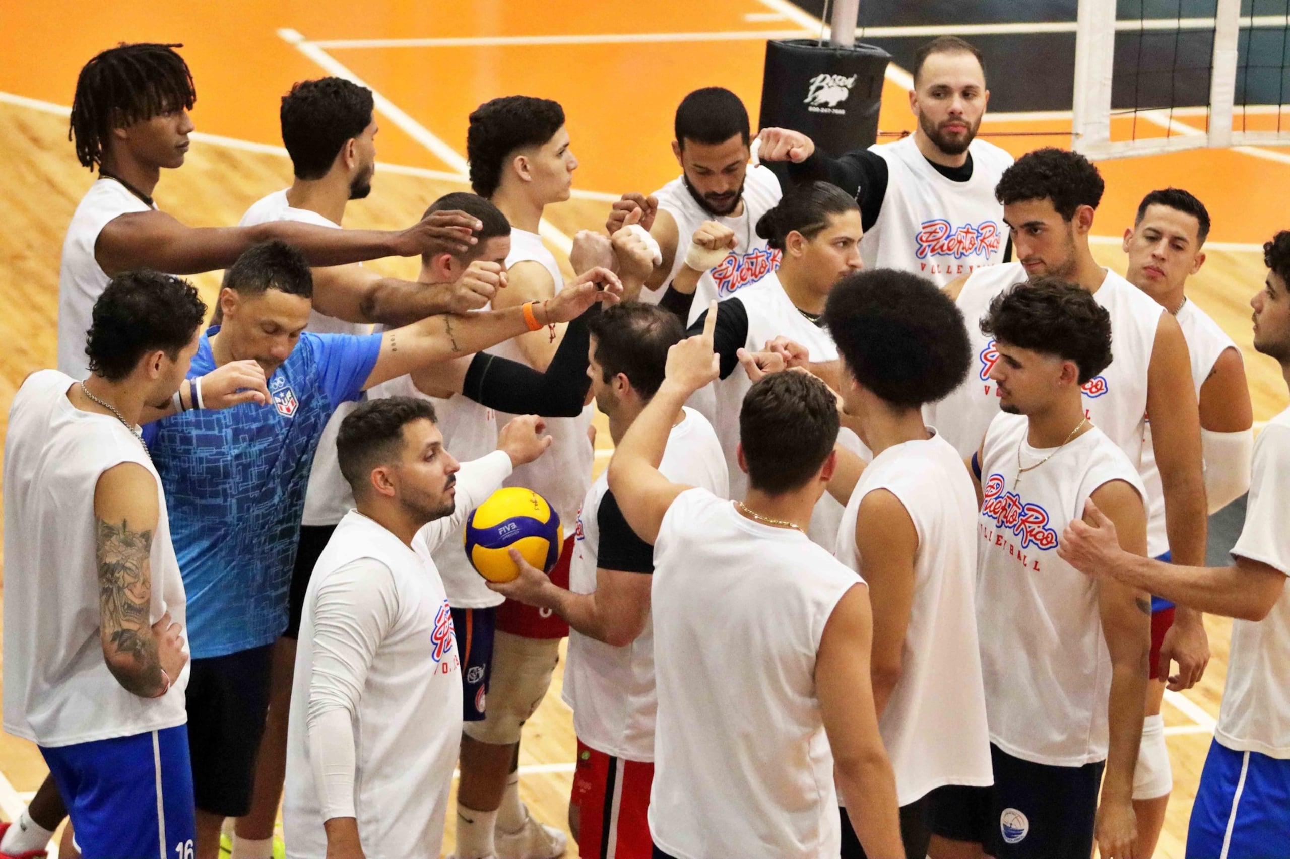 La Selección Nacional de voleibol masculino en una práctica en la cancha Gelito Ortega, de Naranjito.